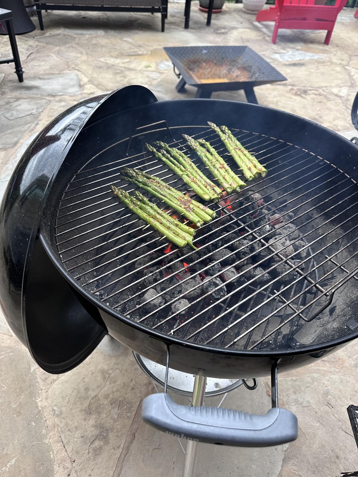 Weber Original Kettle Charcoal Grill, 22-Inch, Black - Classic Outdoor BBQ Grill with One-Touch Cleaning System & Precise Temperature Control Dampers customer photo 2