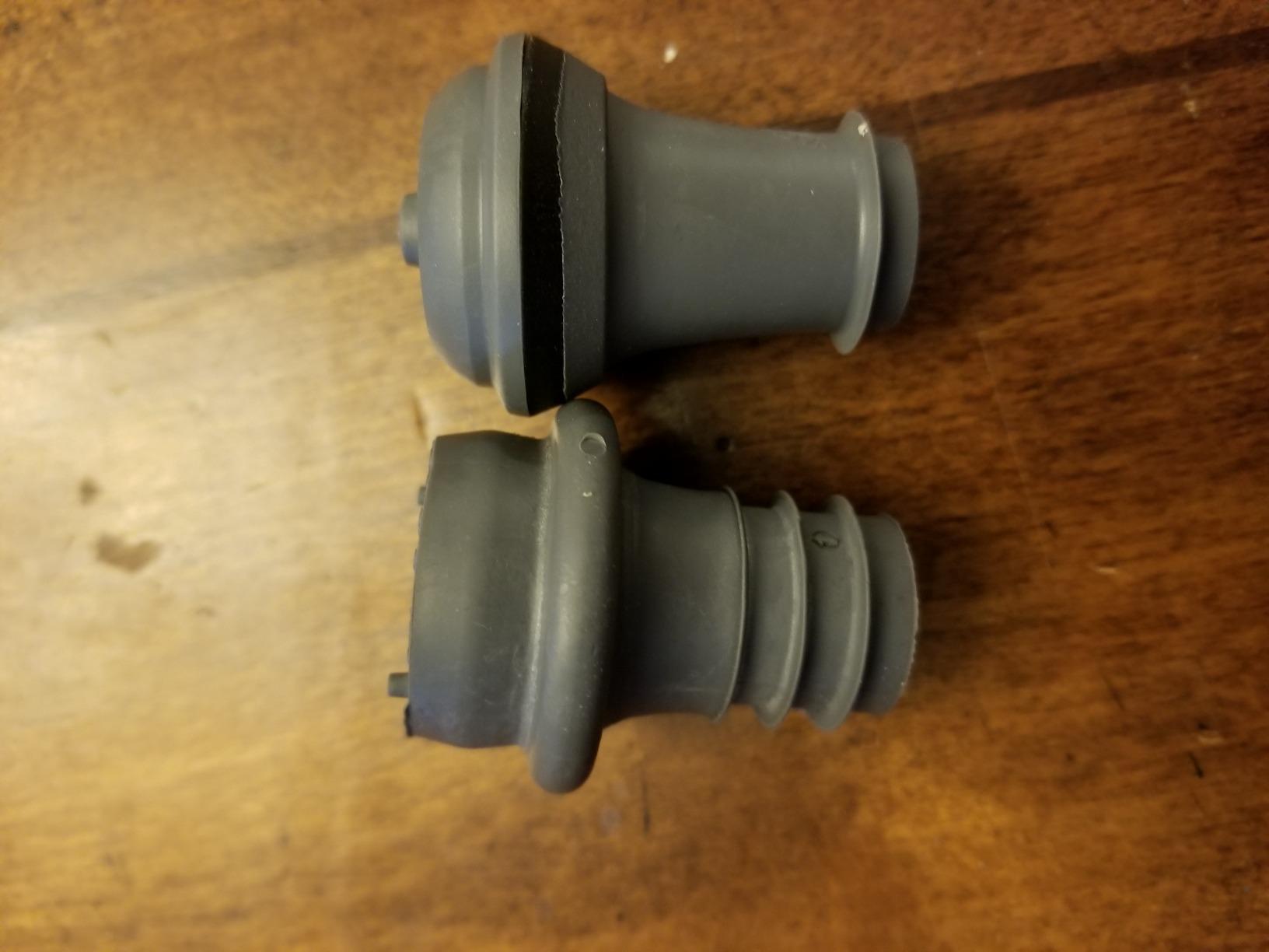 Vacu Vin Wine Saver Vacuum Stoppers - Set of 4 - Gray - Airtight Seal for Opened Bottles to Preserve Freshness Up to 10 Days - Food-Grade Rubber - Reusable & Dishwasher Safe customer photo 1