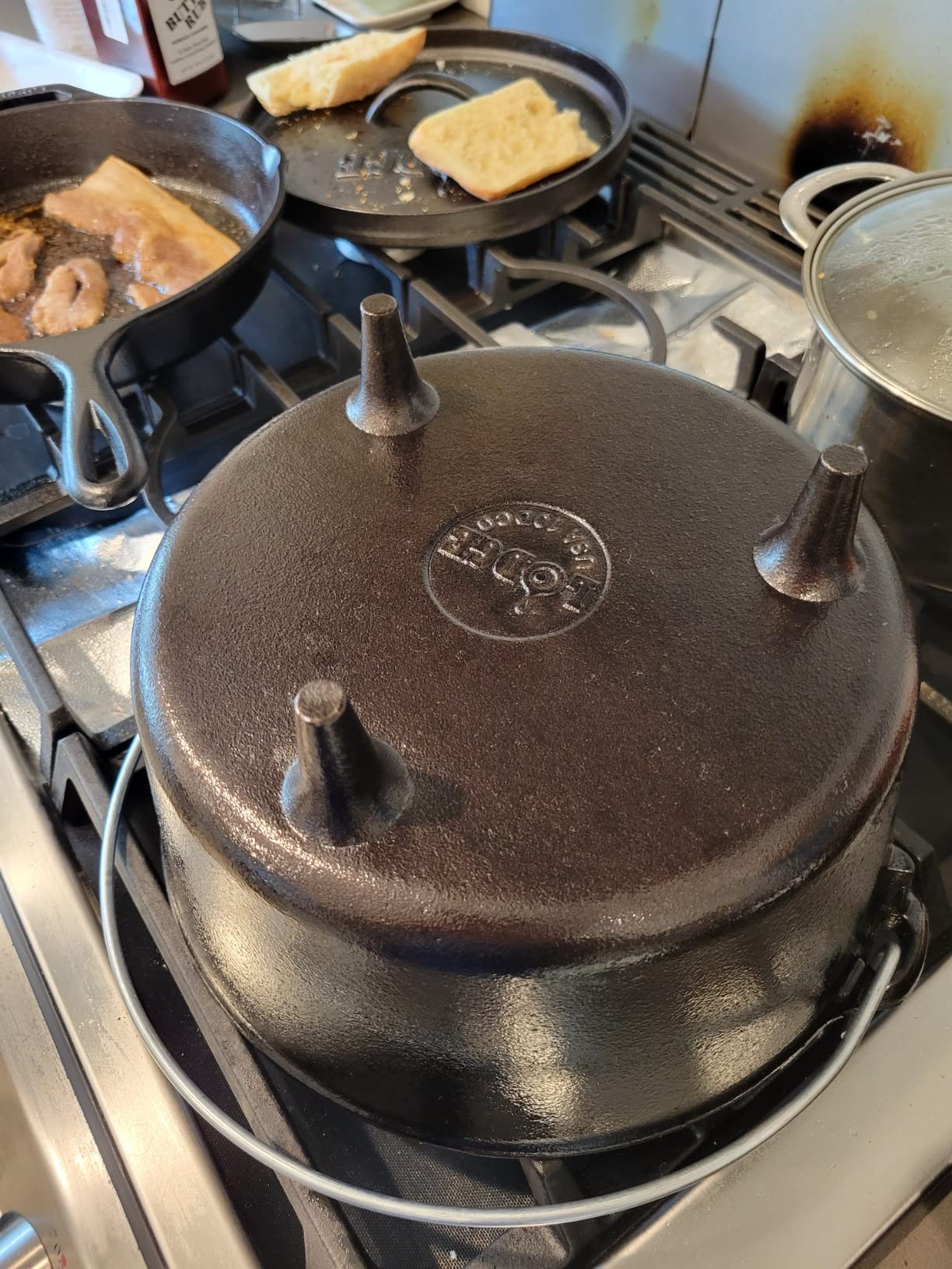 Lodge 4 Quart Pre-Seasoned Cast Iron Camp Dutch Oven with Lid - Dual Handles - Use in the Oven, on the Stove, on the Grill or over the Campfire - Black customer photo 1