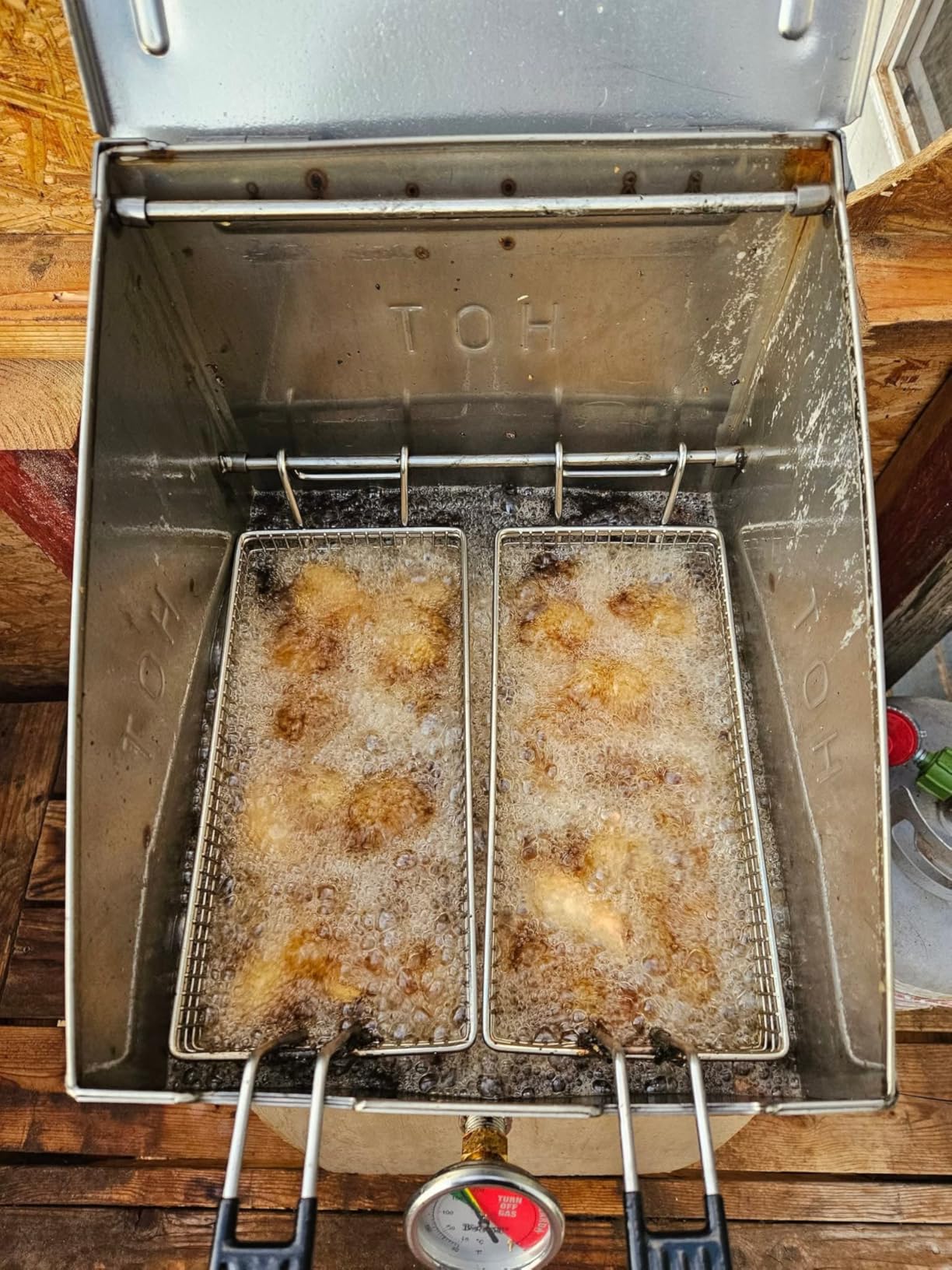 Bayou Classic 700-701 Outdoor Propane Deep Fryer with Basket - Includes 2 Stainless Mesh Fryer Baskets, & Drain Valve - Inside-Out Heating, Free Standing Outdoor Fryer for Home & Backyard Setup customer photo 1
