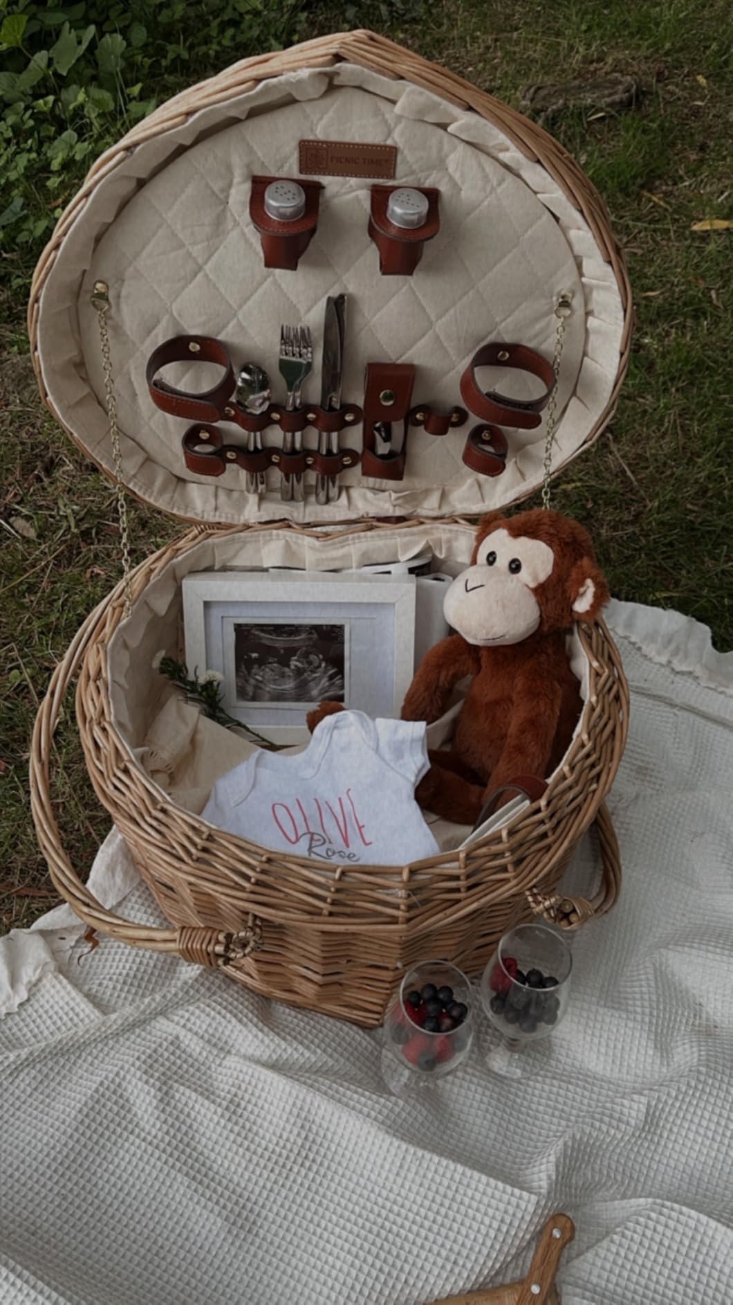PICNIC TIME Heart Picnic Basket for 2, Wicker Basket with Handle, Complete Deluxe Service for Two, Handwoven and Sturdy Willow Constructed with Fully-lined interior and Accessories, (Antique White) customer photo 1