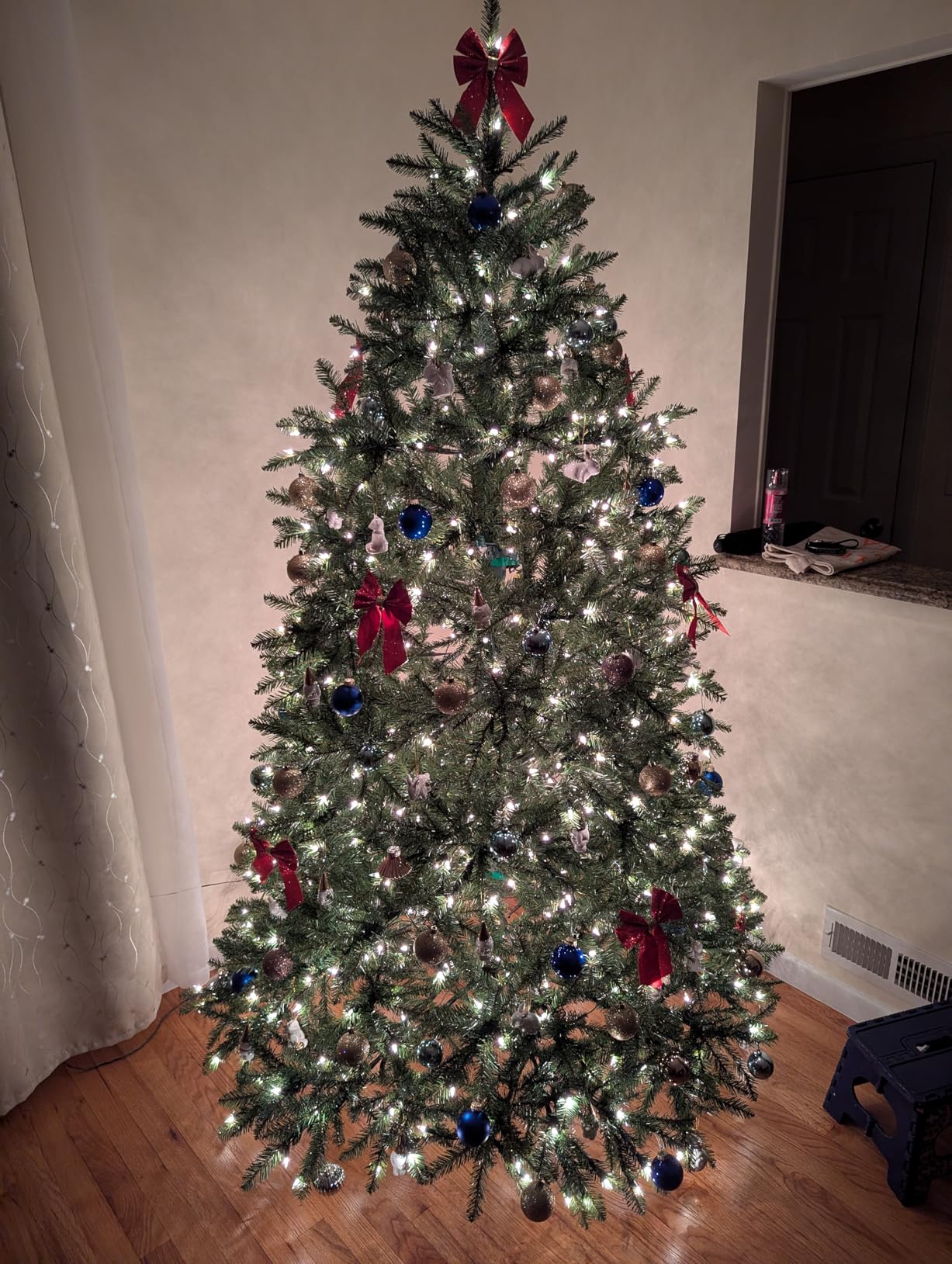National Tree Company 7 ft Pre-Lit Dunhill Fir Full Artificial Christmas Tree, 700 Clear Lights, 2,144 Tips, Includes Stand, Green customer photo 1