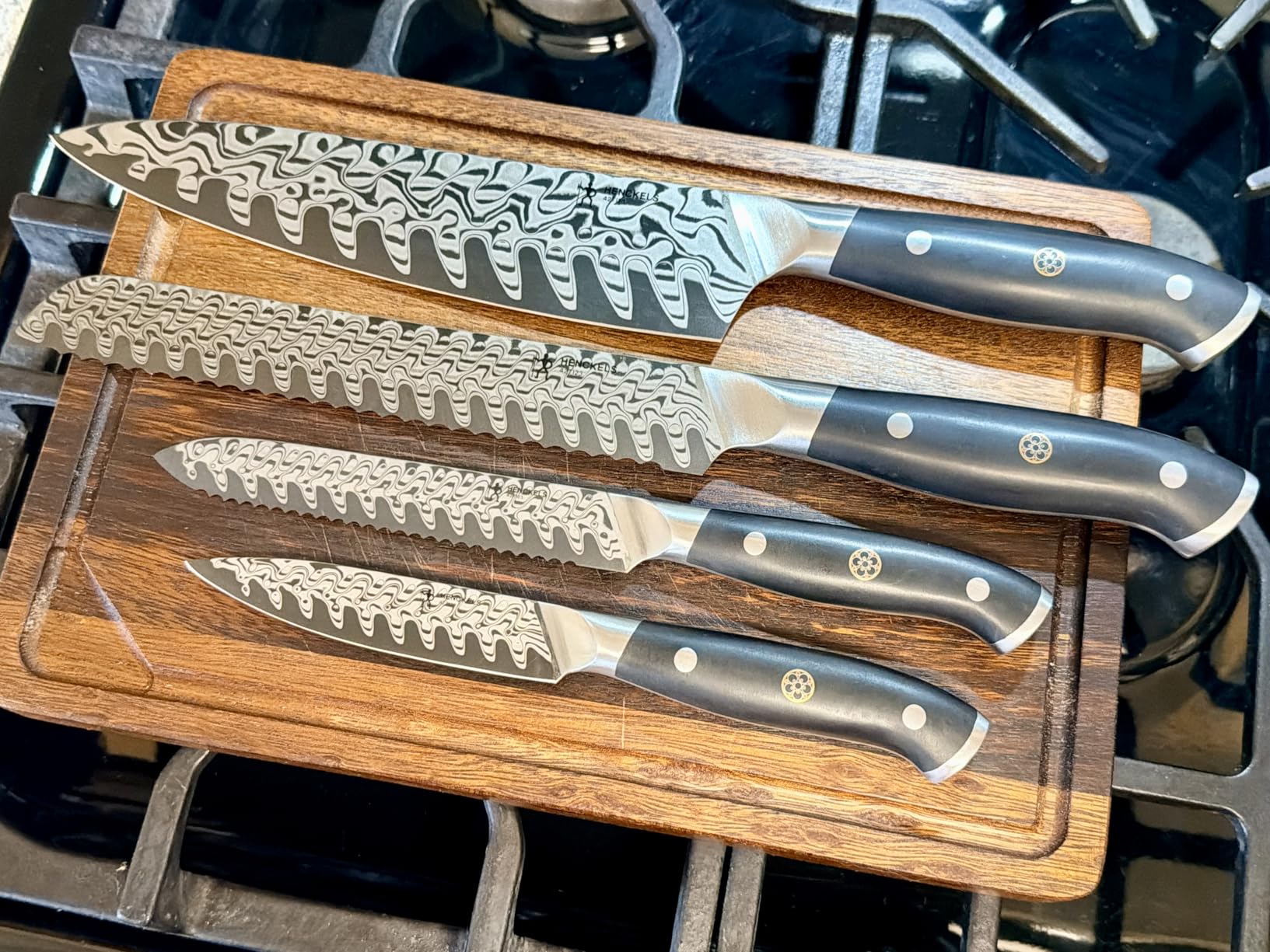 HENCKELS Statement Razor-Sharp 8-inch Bread Knife, Cake Knife, German Engineered Informed by 100+ Years of Mastery, Black customer photo 1
