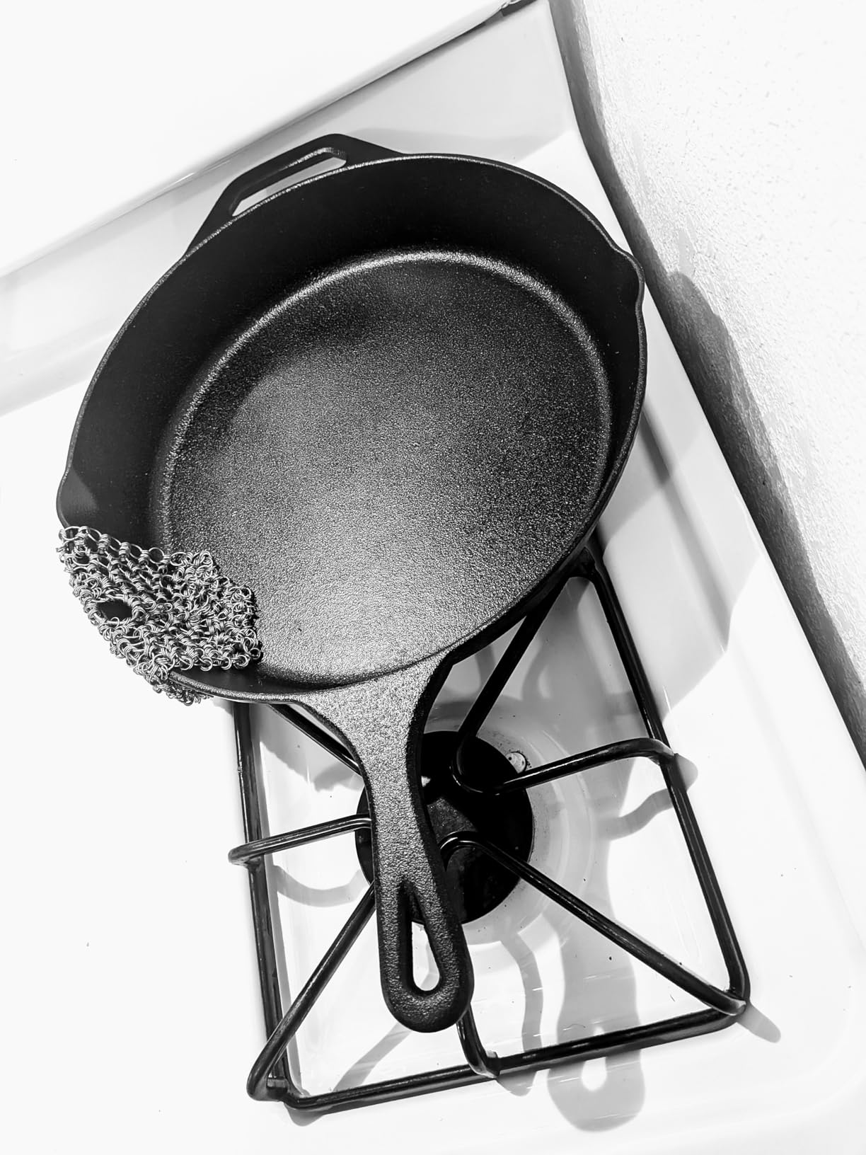 Utopia Kitchen Premium Cast Iron Skillets 12 Inch, Chef's Pan, PFAS-Free, Pre-Seasoned Frying Pan, Stovetop, Oven, Campfire and Grill Large Skillet, Even Heat Distribution Cast Iron Pan - Black customer photo 1