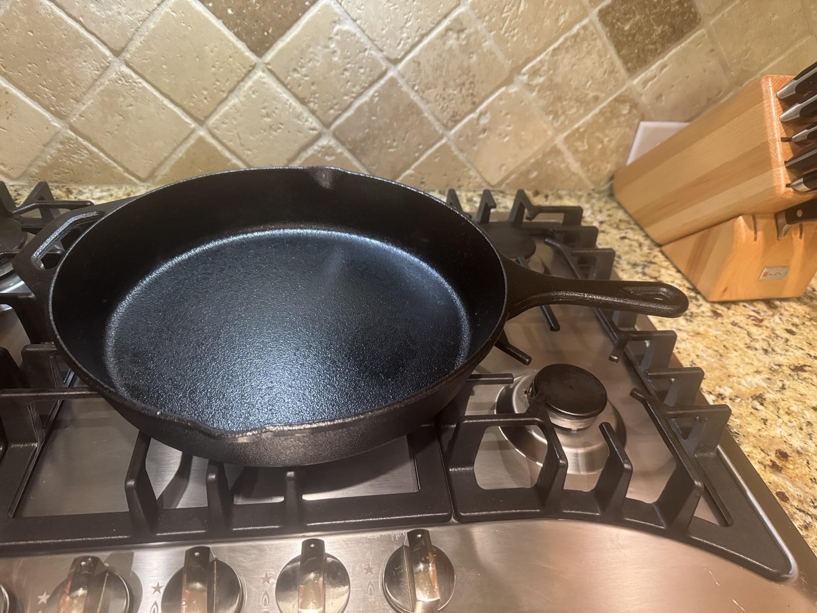 Utopia Kitchen Premium Cast Iron Skillets 12 Inch, Chef's Pan, PFAS-Free, Pre-Seasoned Frying Pan, Stovetop, Oven, Campfire and Grill Large Skillet, Even Heat Distribution Cast Iron Pan - Black customer photo 2