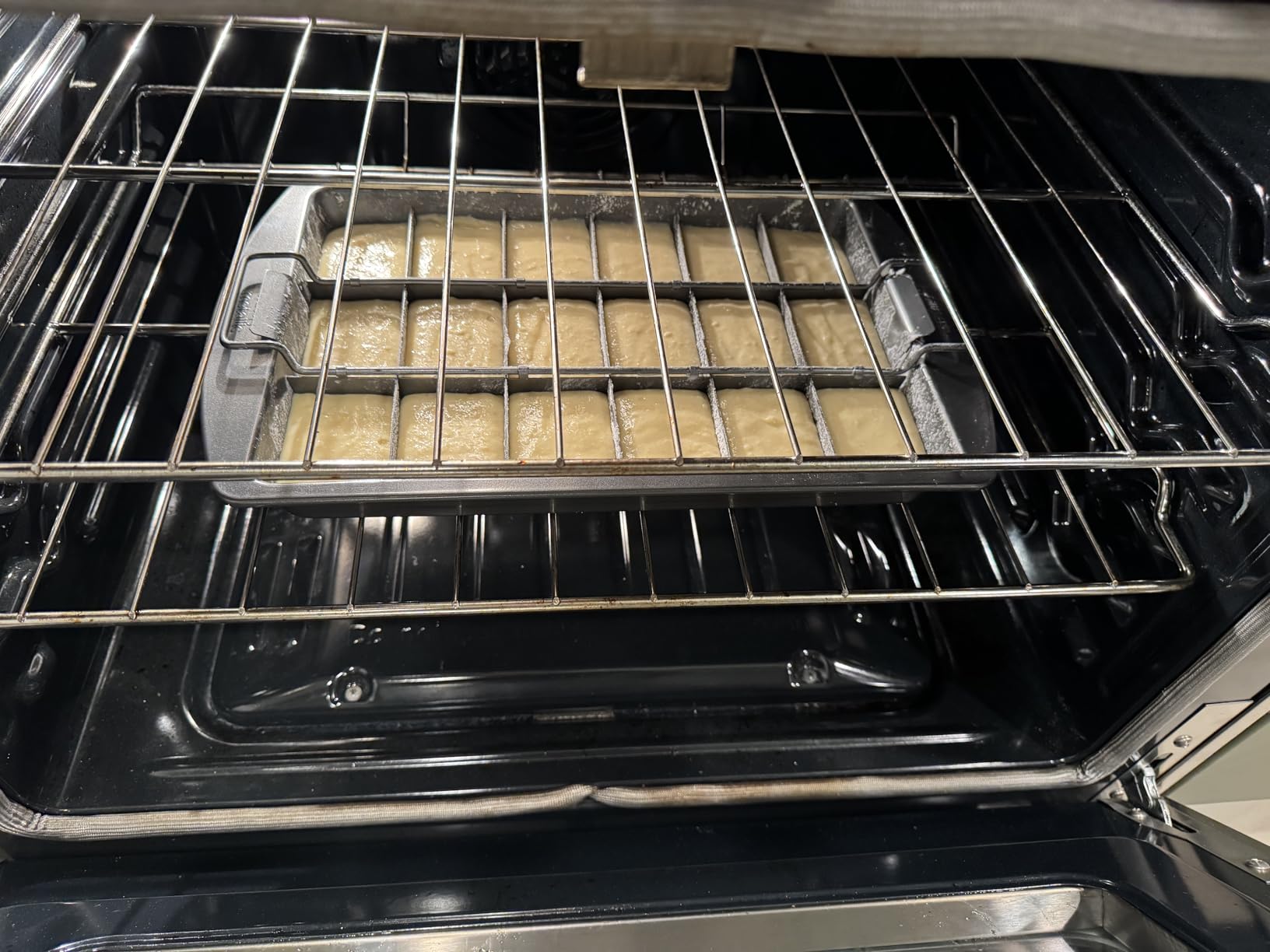 Chicago Metallic Professional Slice Solutions Brownie Pan, 9-Inch-by-13-Inch - , Dark Gray customer photo 1