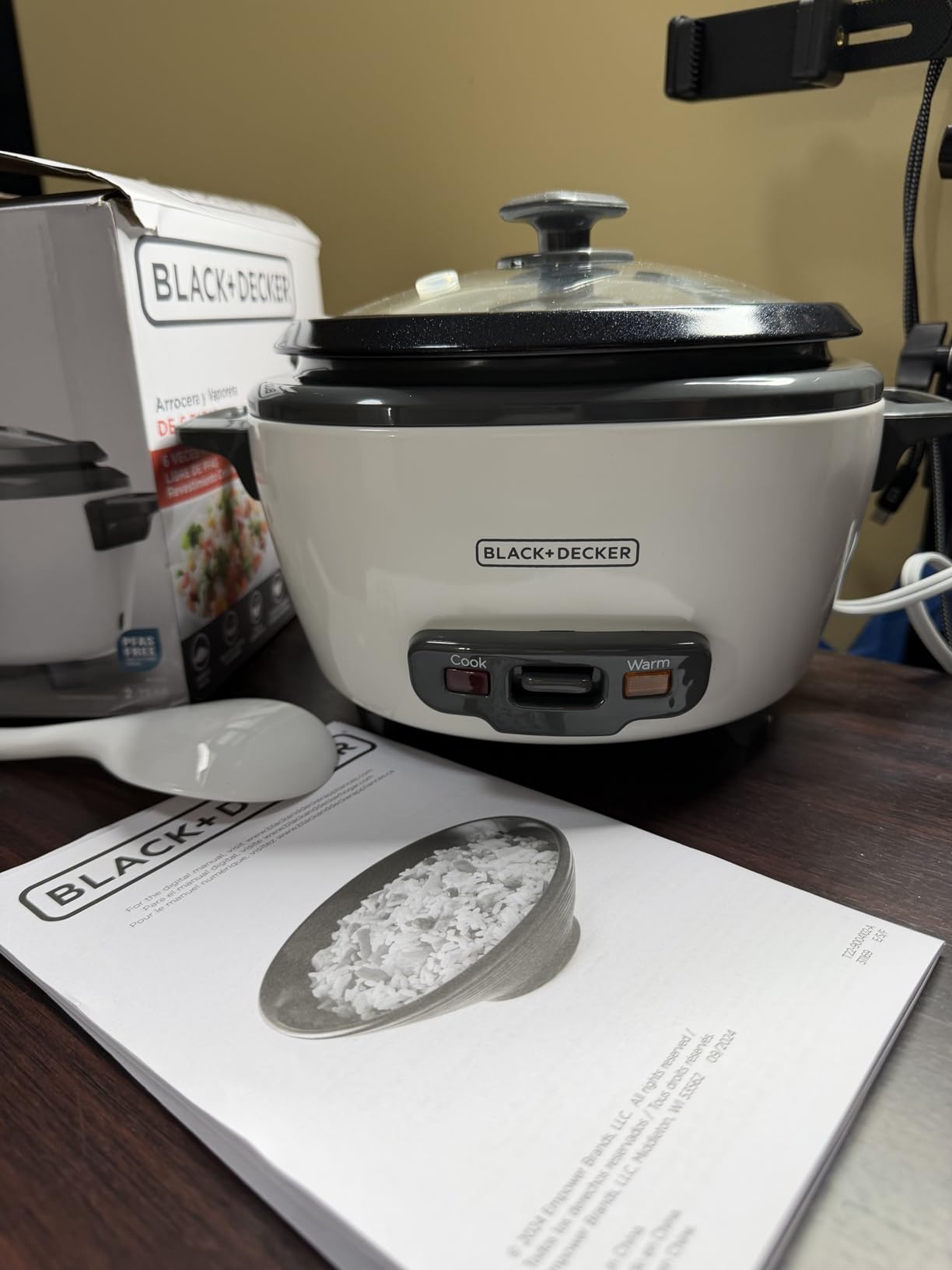 BLACK+DECKER Rice Cooker 6-Cup (Cooked) with Steaming Basket, Removable Non-Stick Bowl, White customer photo 2