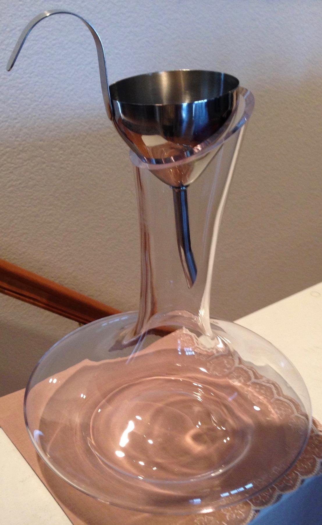 Le Chateau Crystal Wine Decanter with Built-in Aerator - 750ml Giftable Hand Blown Glass Carafe, Enhances Aroma & Flavor with Elegant Design - Red Wine Accessories for Wine Lovers customer photo 1