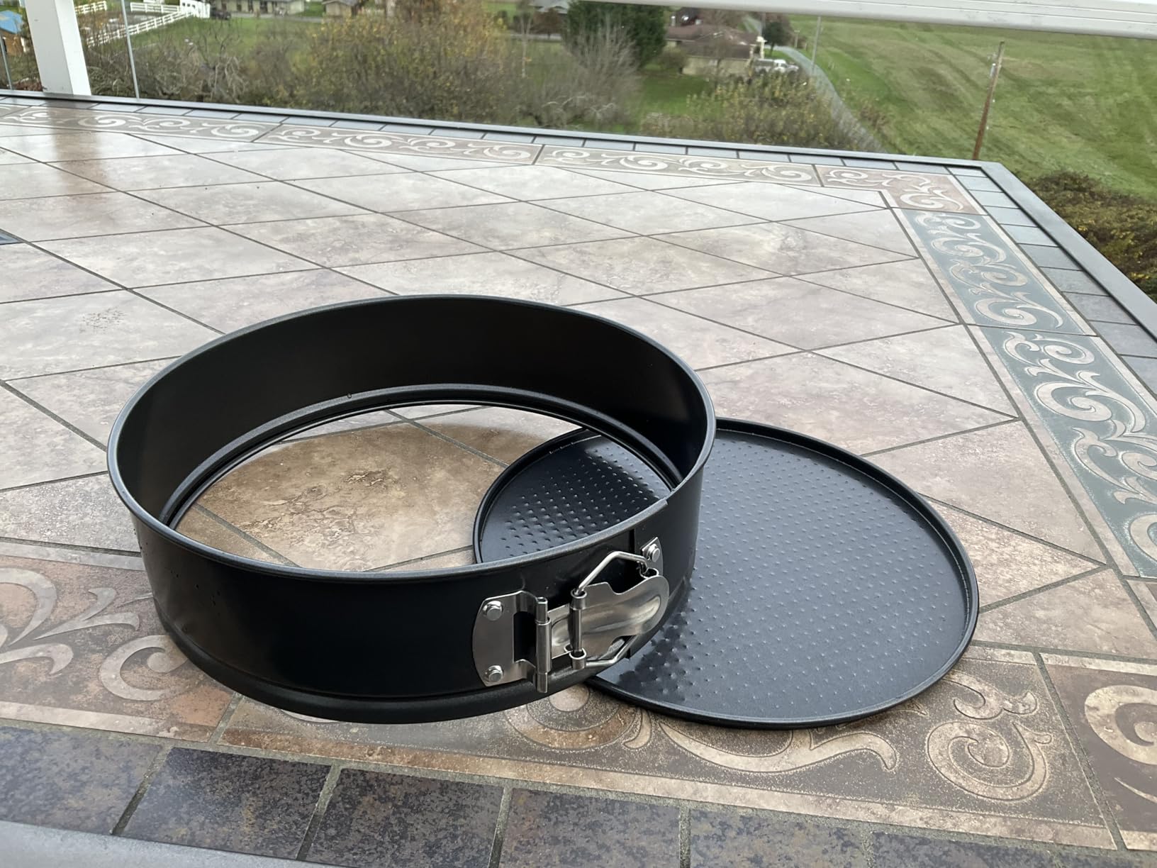 HIWARE 9 Inch Non-stick Cheesecake Pan Springform Pan with Removable Bottom/Leakproof - Black customer photo 2