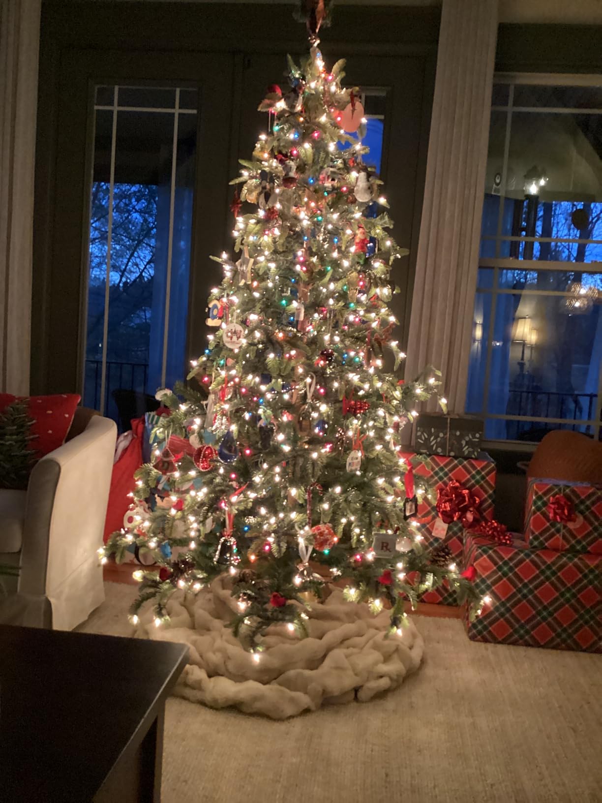 Puleo International 7.5ft Pre-Lit Aspen Fir Artificial Christmas Tree with 700 Clear Lights, 1319 Realistic Dense Branch Tips, Easy Setup Artificial Trees with Sturdy Metal Stand customer photo 1
