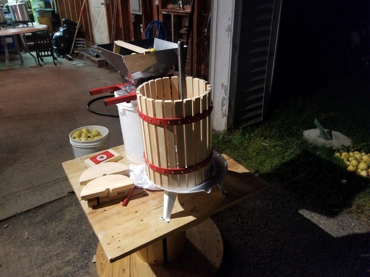 EJWOX 3.2 Gallon Fruit and Wine Press, Manual Cider Press with Solid Beech Wood Basket customer photo 1