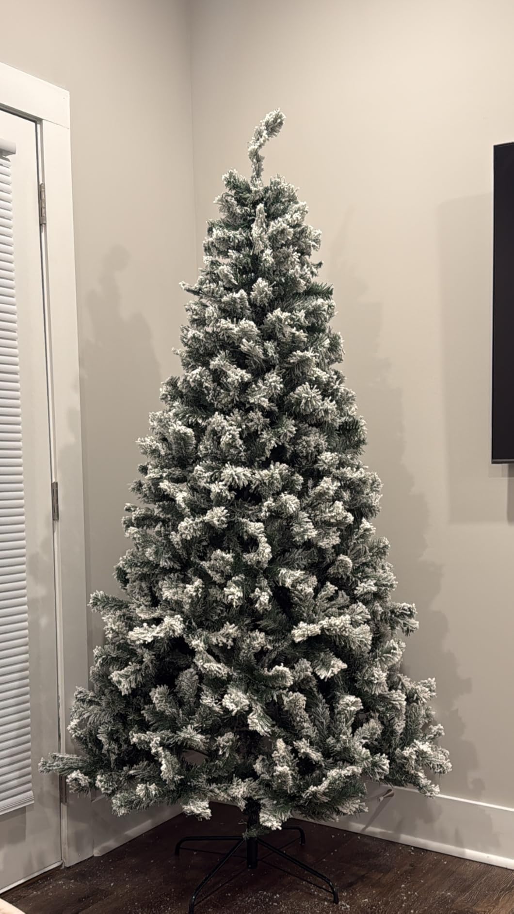 Best Choice Products Artificial Flocked Christmas Tree, 6ft Premium Unlit Pine Holiday Décor w/Full Branches, Metal Stand - Green customer photo 2