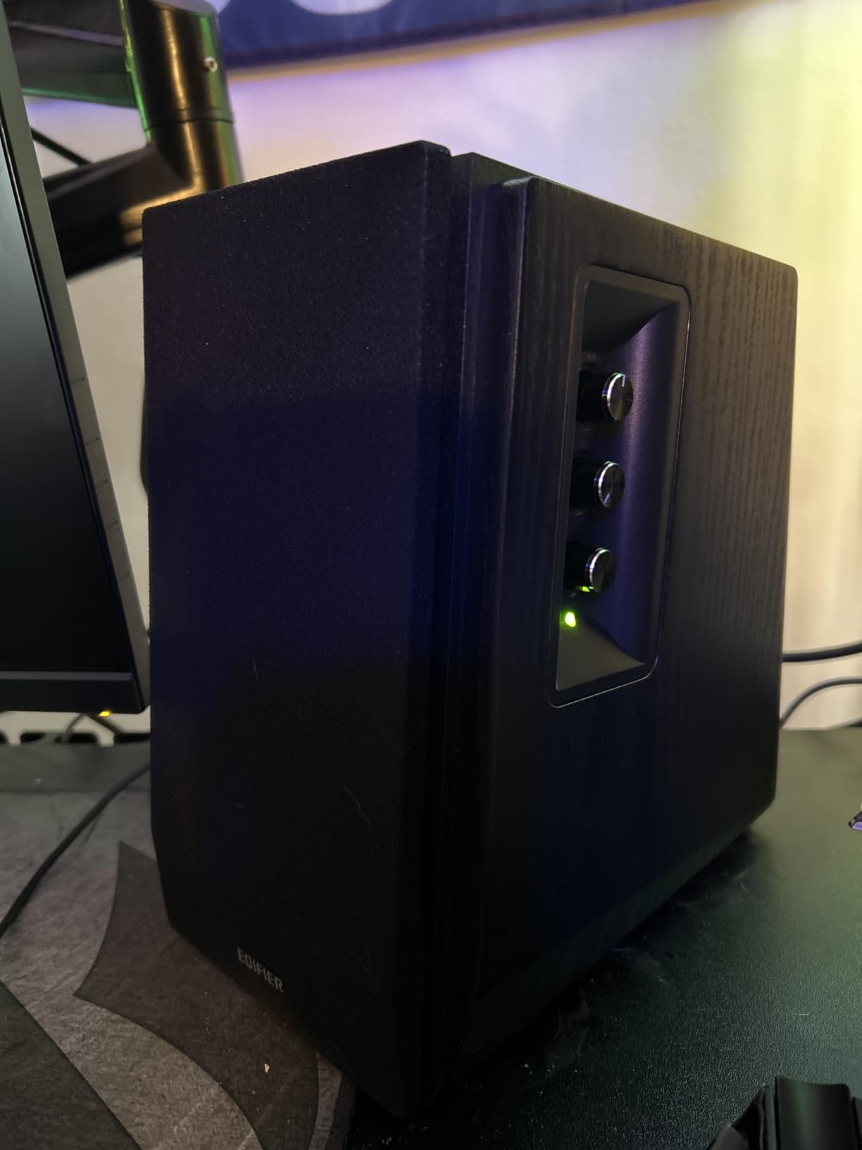 Edifier R1700BT Amplified Bluetooth Bookshelf Speaker System, 2.0 Powered Active Speakers 66 Watt RMS - Wooden customer photo 1