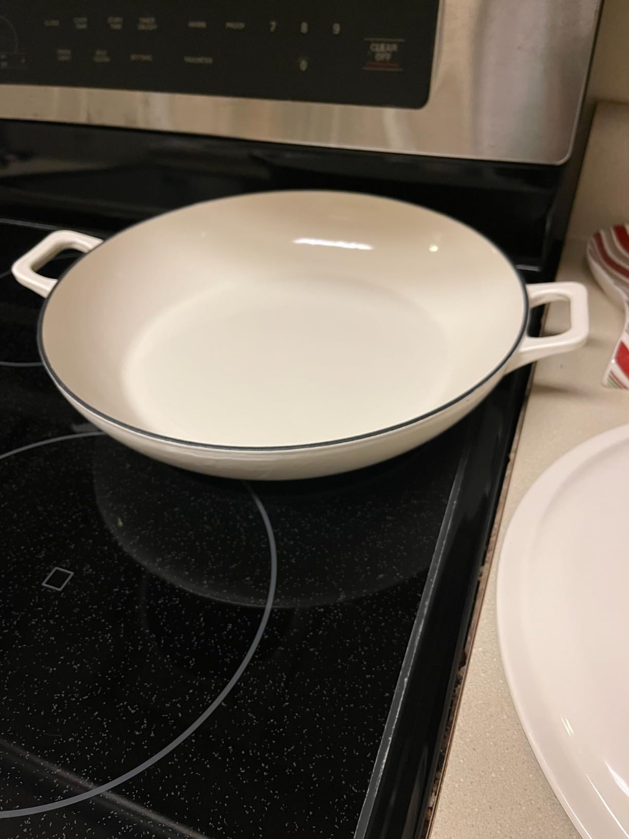 Amazon Basics Enameled Cast Iron - Covered Round Casserole Skillet with Lid, Oven Safe - 500°F, Even Heat Distribution, 3.3-Quart, White customer photo 1
