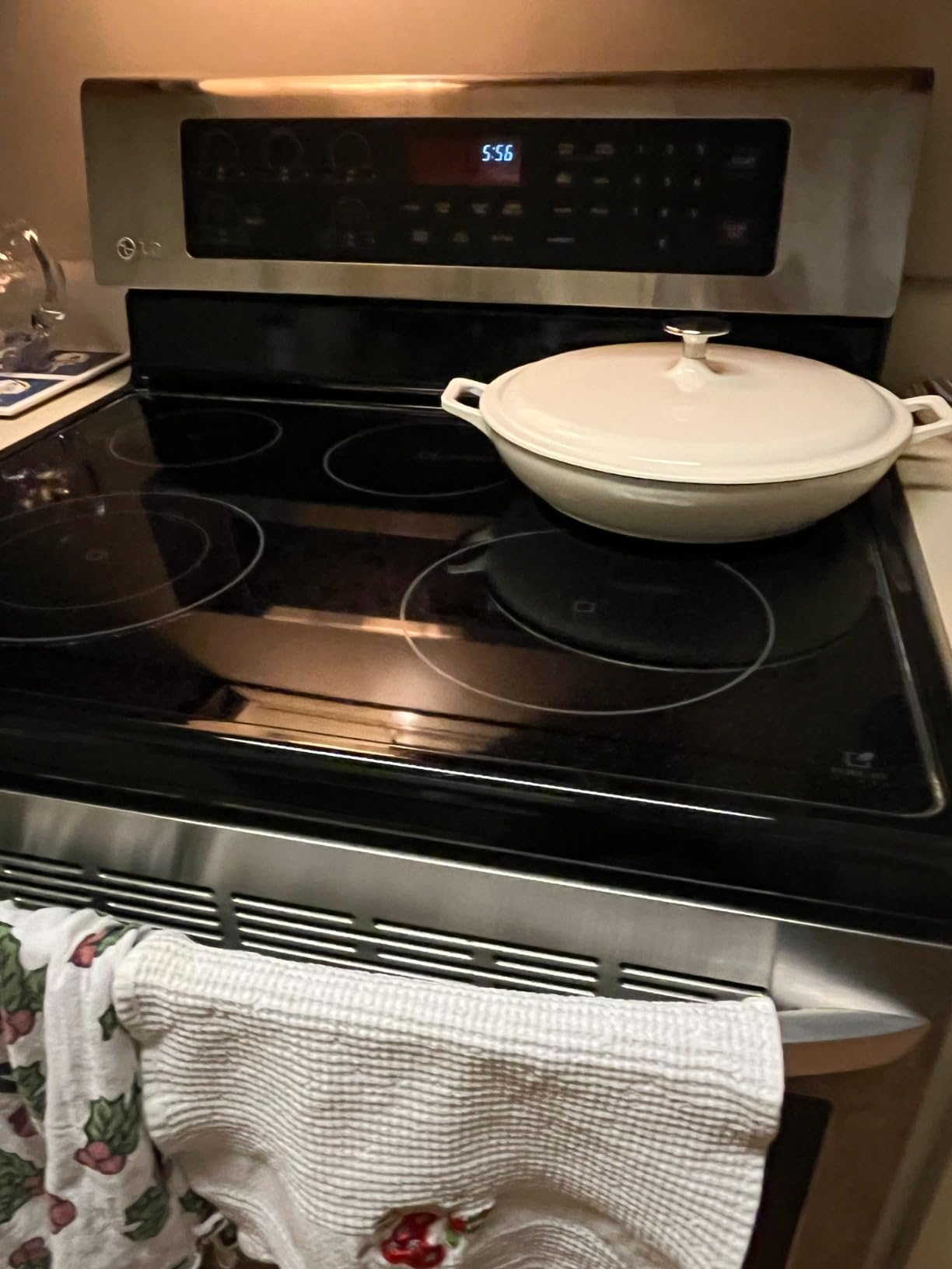 Amazon Basics Enameled Cast Iron - Covered Round Casserole Skillet with Lid, Oven Safe - 500°F, Even Heat Distribution, 3.3-Quart, White customer photo 2