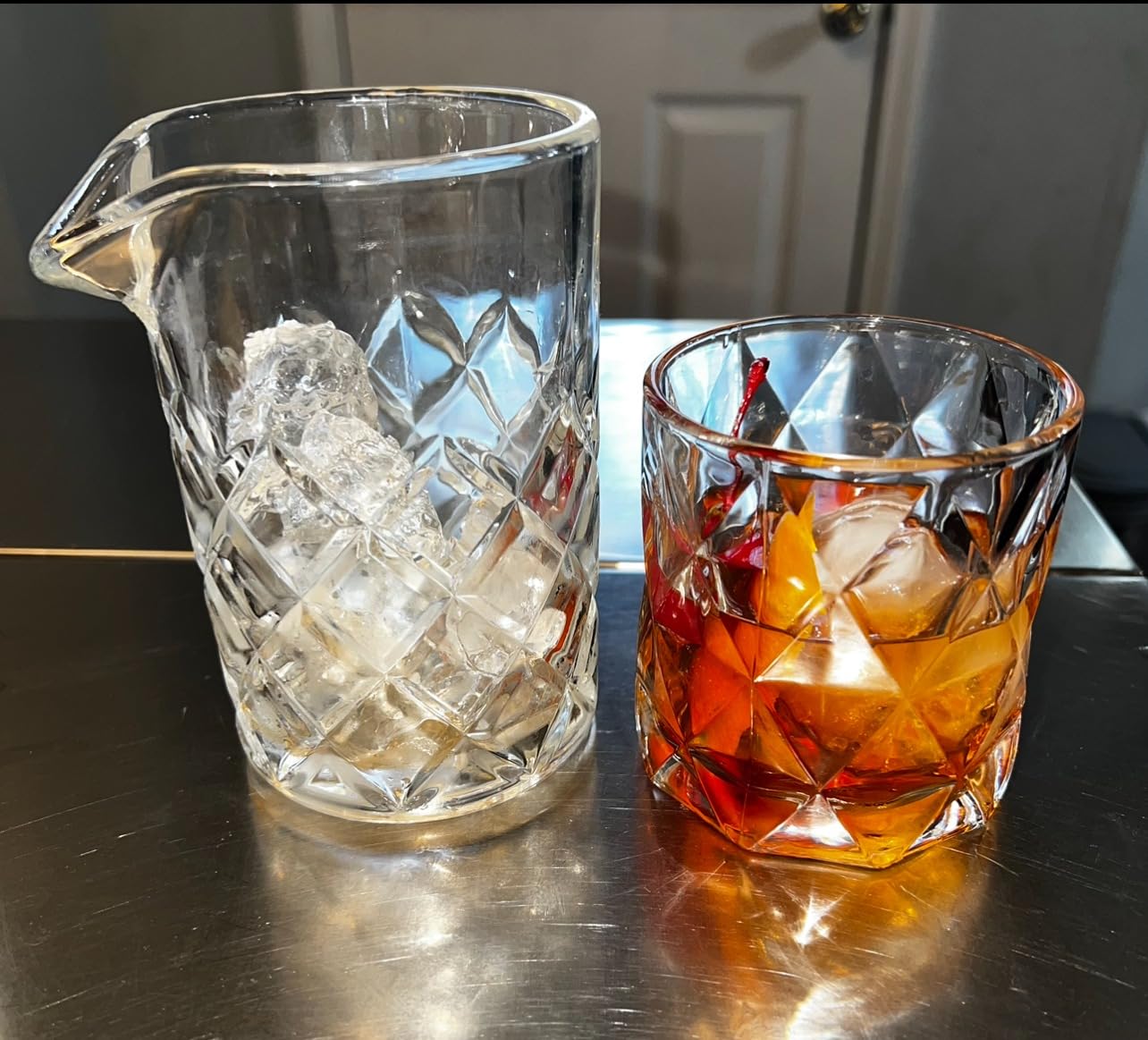 Tebery Seamless Crystal Cocktail Mixing Glass for Stirring Drinks, 16Oz Thick Bottom Bar Mixing Pitcher, Stirring Glass Drink Maker for Bar, Bartenders customer photo 1