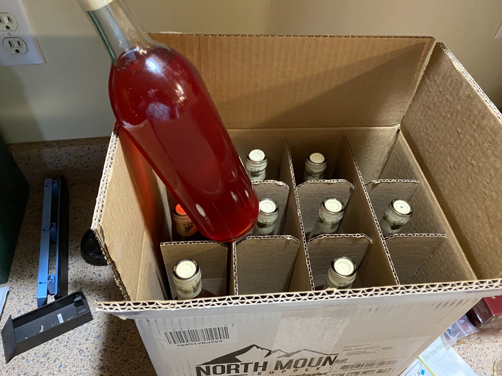 North Mountain Supply - NMS W5 Flint 750ml Glass Bordeaux Wine Bottle Flat-Bottomed Cork Finish - Case of 12 - Clear/Flint customer photo 2