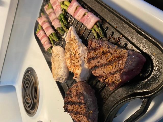 Amazon Basics Pre-Seasoned Cast Iron Reversible Rectangular Grill/Griddle with Even Heat Distribution, Black, 20 x 10.63 x 0.98 inch customer photo 2