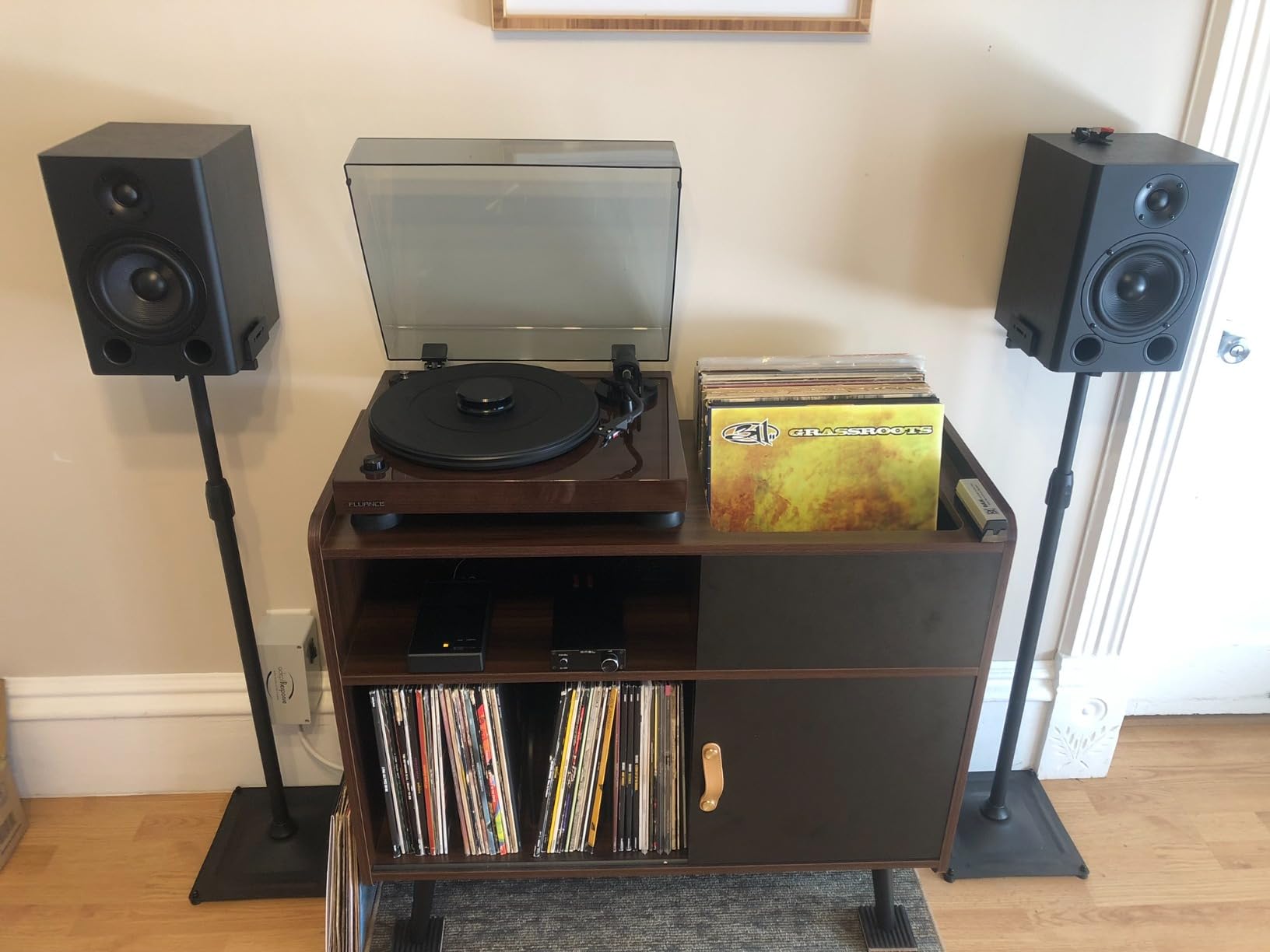 Fluance RT82 Reference High Fidelity Vinyl Turntable Record Player with Ortofon OM10 Cartridge, Speed Control Motor, High Mass MDF Wood Plinth customer photo 1