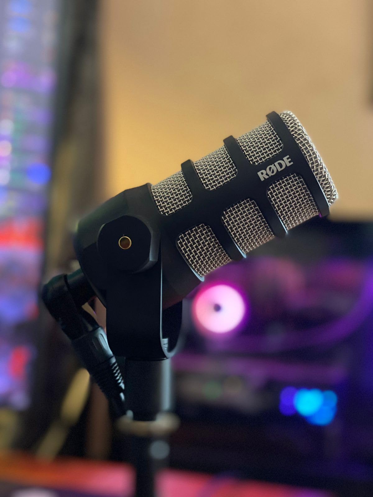 RØDE PodMic Cardioid Dynamic Broadcast Microphone with Integrated Swing Mount for Podcasting, Streaming customer photo 1