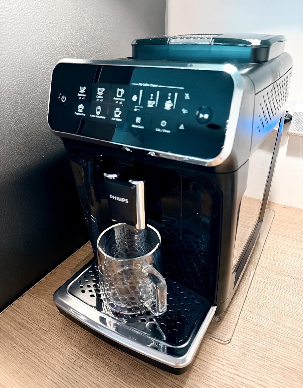 Philips 3200 Series Fully Automatic Espresso Machine, LatteGo Milk Frother, 5 Coffee Varieties, Intuitive Touch Display, EP3241/54 customer photo 1