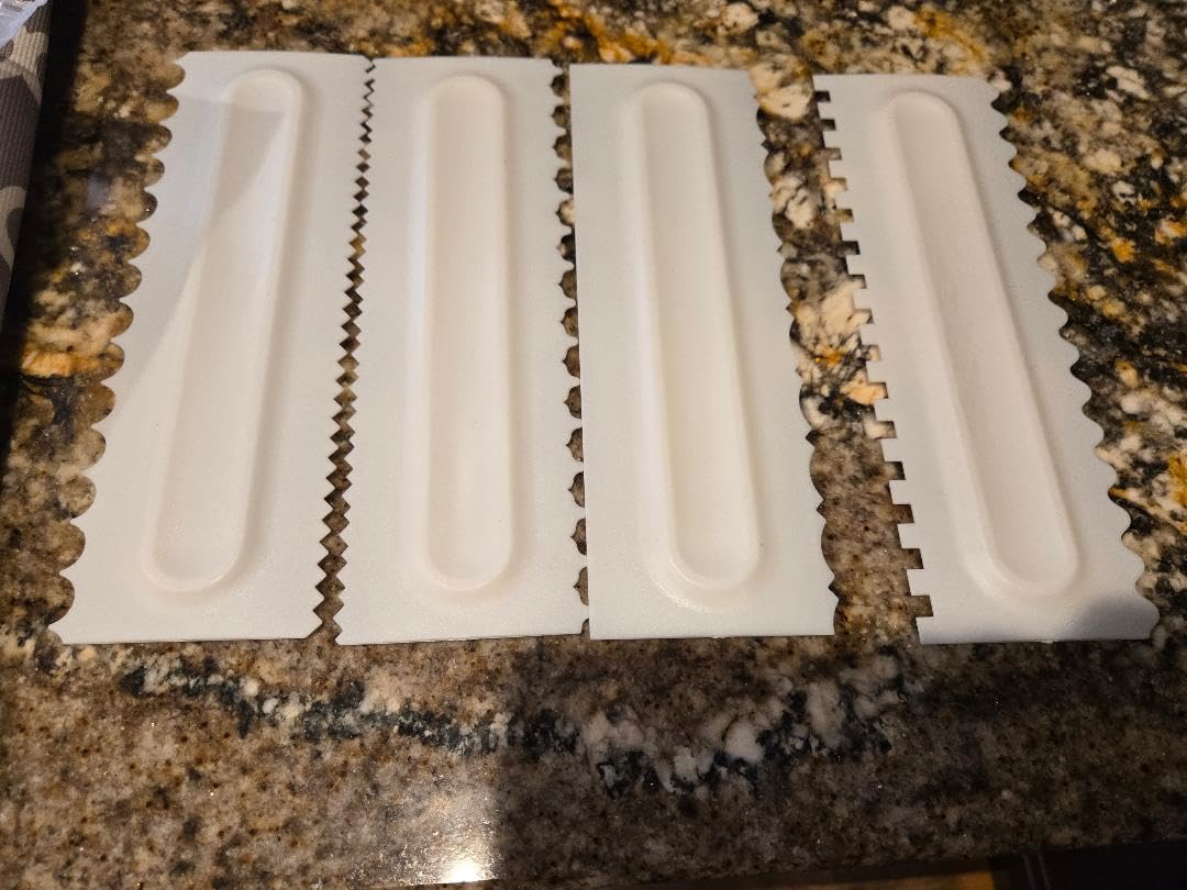 Mwellewm 4 Pcs/set Cake Scraper Decorating Plastic Sawtooth Comb Mousse Butter Cream Cake Edge Tools Plastic Sawtooth Cake Icing Smoother Kitchen Baking Cake Edge DIY Tool customer photo 2