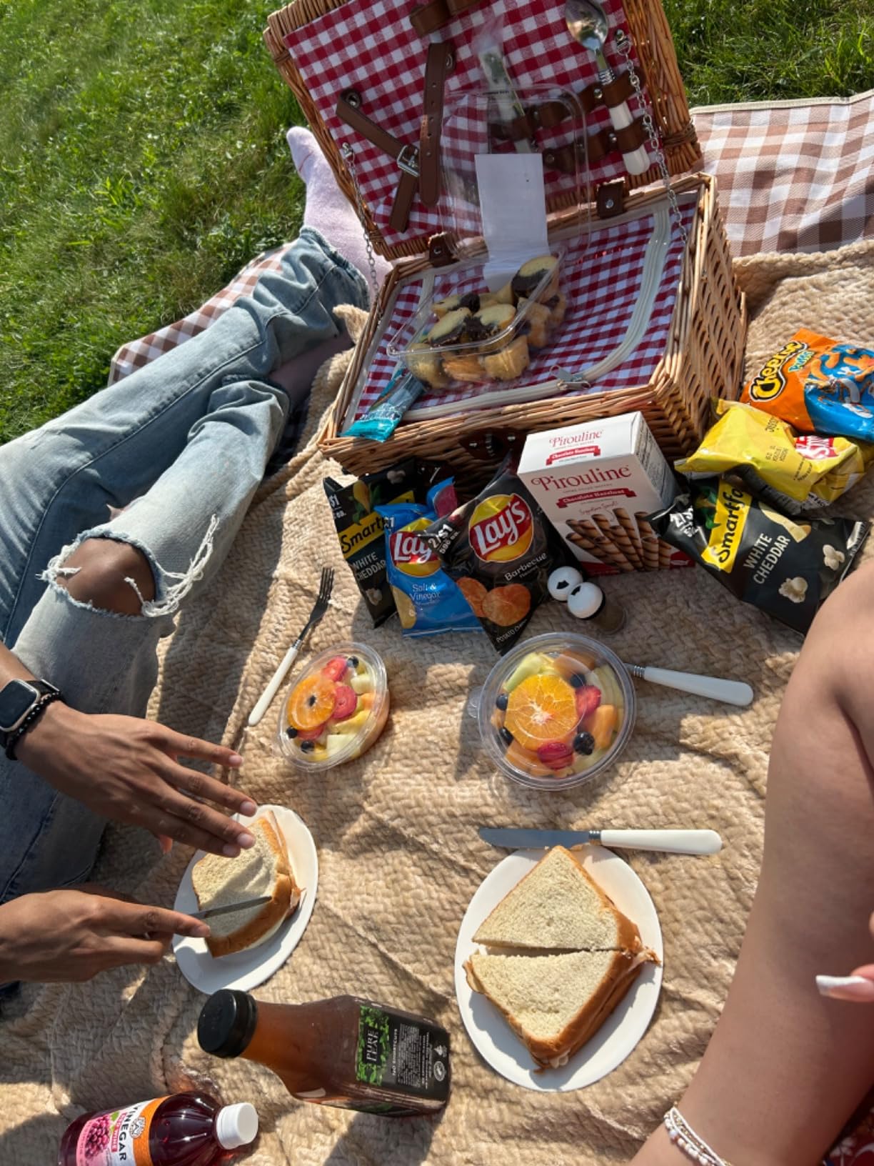 ZORMY Wicker Picnic Basket for 2 Person, Willow Hamper Basket Sets with Insulated Compartment, Handmade 2 Person Picnic Basket Classical Red Check with Utensils Cutlery Perfect for Picnic, Camping customer photo 2