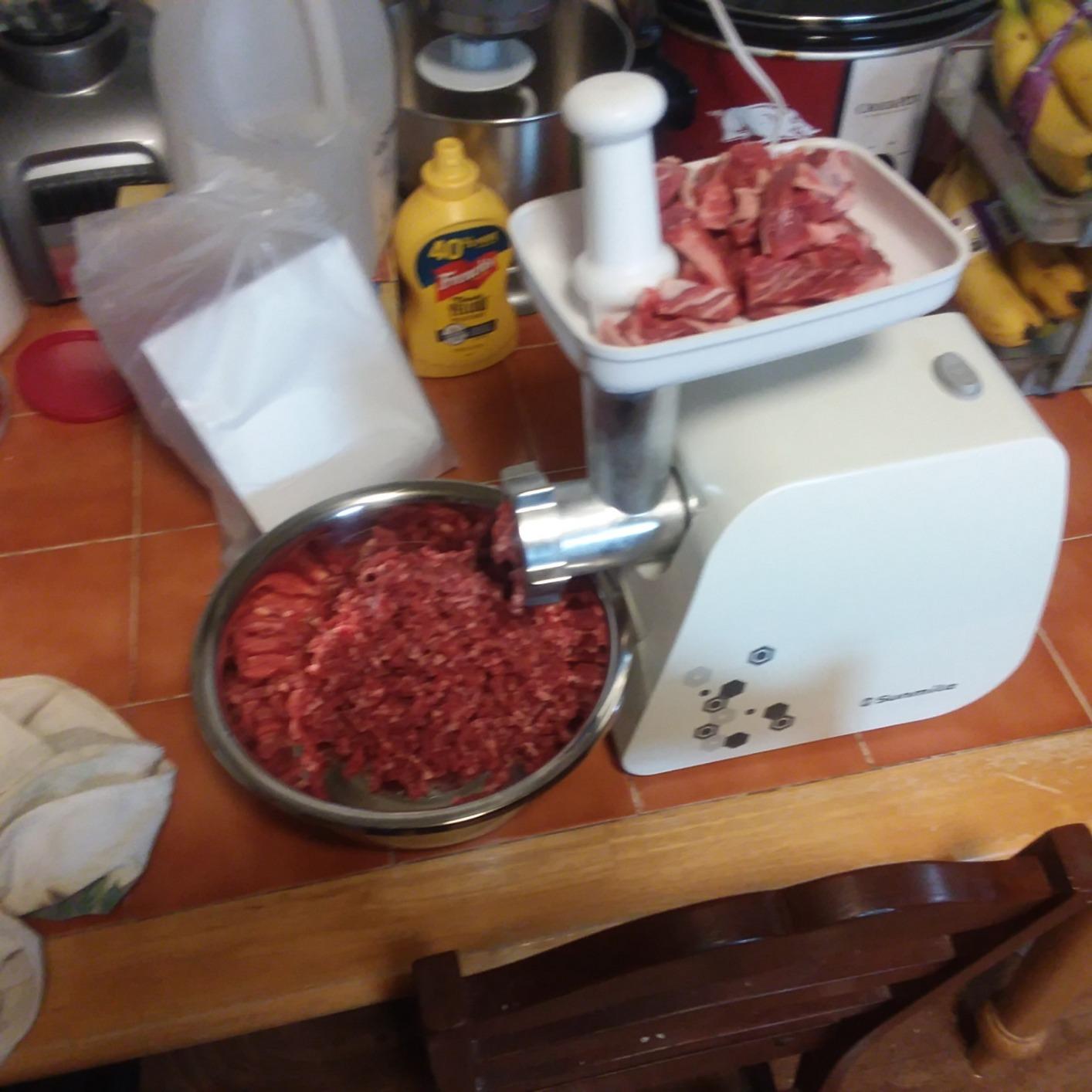 Sunmile Electric Meat Grinder and Sausage Maker - 1HP 1000W Max - Stainless Steel Cutting Blade and 3 Grinding Plates,1 Big Sausage Staff Maker, White customer photo 1