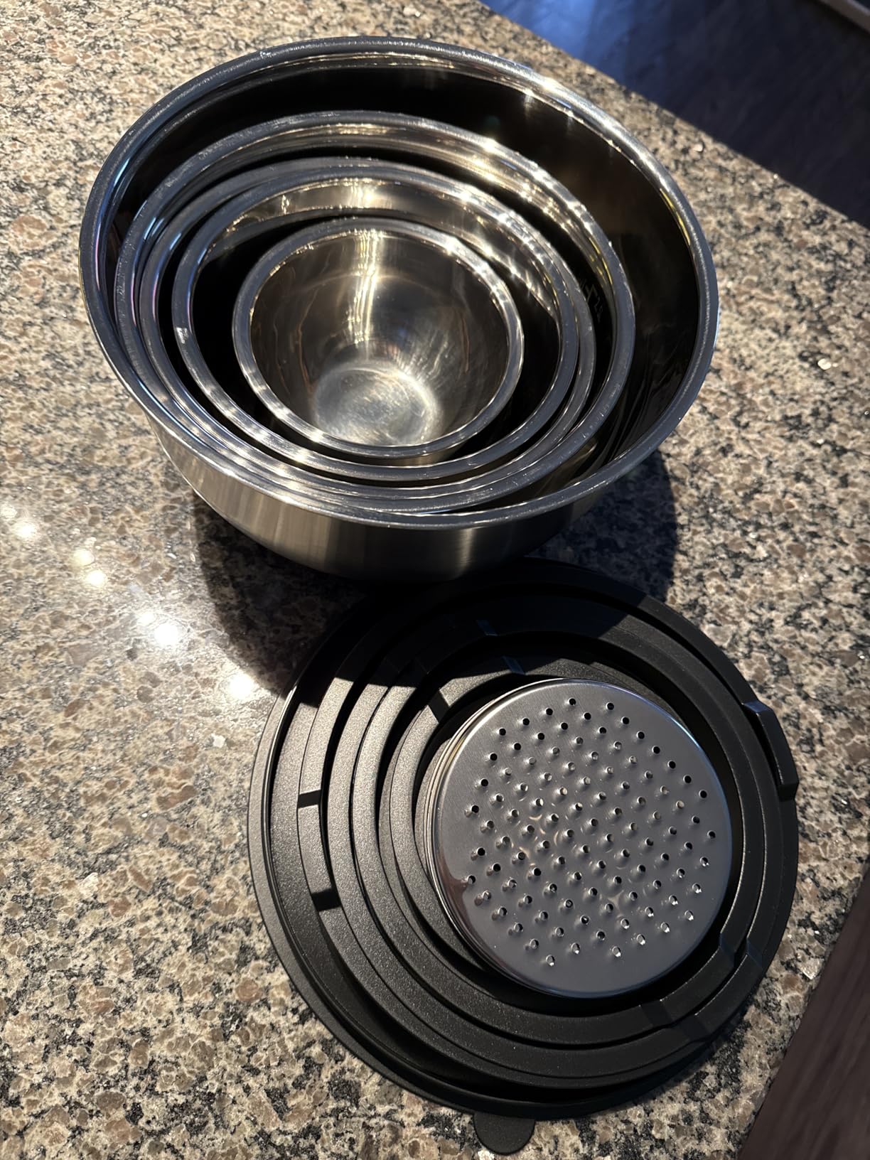 Wildone Mixing Bowls with Airtight Lids Set, 5PCS Stainless Steel Khaki Nesting Bowls for Kitchen, with Grater Attachments & Non-Slip Bottoms customer photo 1