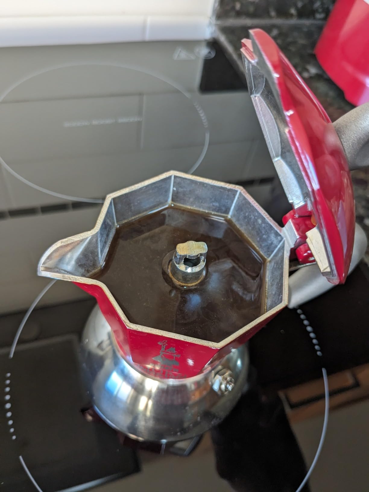 Bialetti Moka Induction, Moka Pot, Suitable for all Types of Hobs, 2 Cups Espresso (2.8 Oz), Red customer photo 1