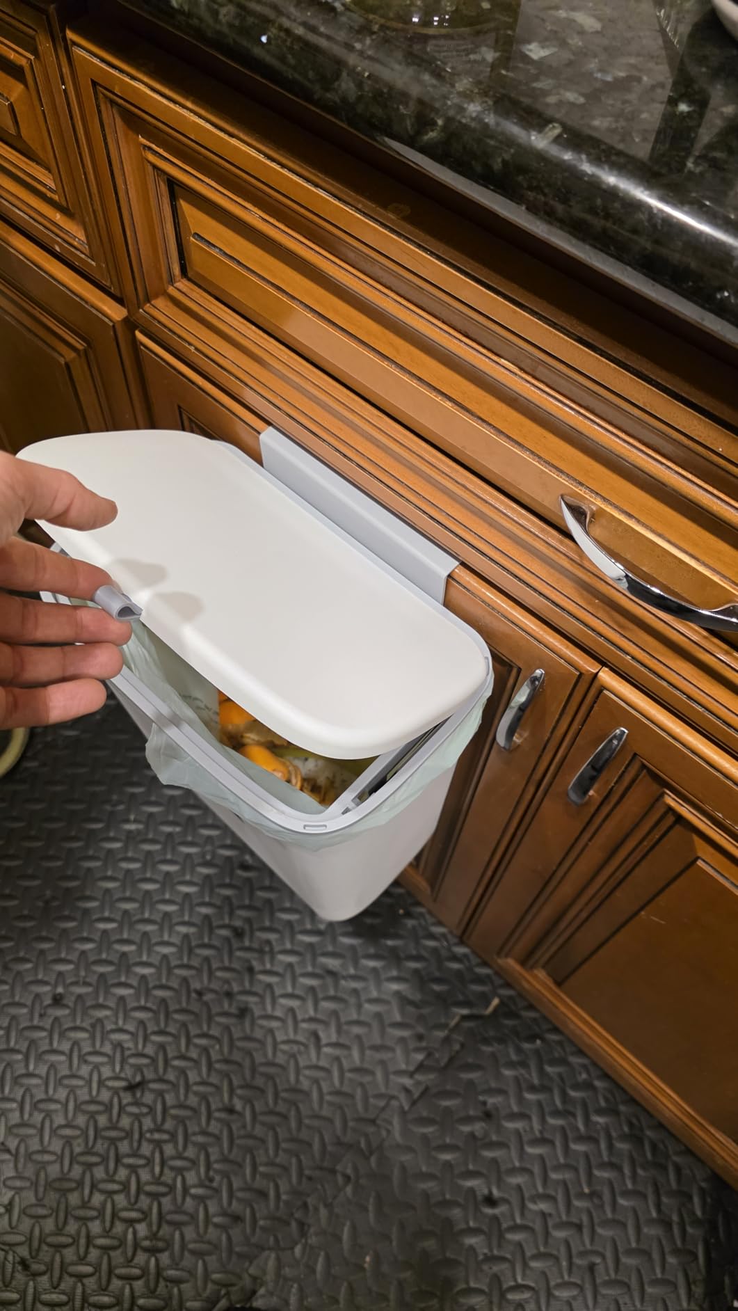 Tiyafuro 2.4 Gallon Kitchen Compost Bin for Counter Top or Under Sink, Hanging Small Trash Can with Lid for Cupboard/Bathroom/Bedroom/Office/Camping, Mountable Indoor Compost Bucket, Gray customer photo 2