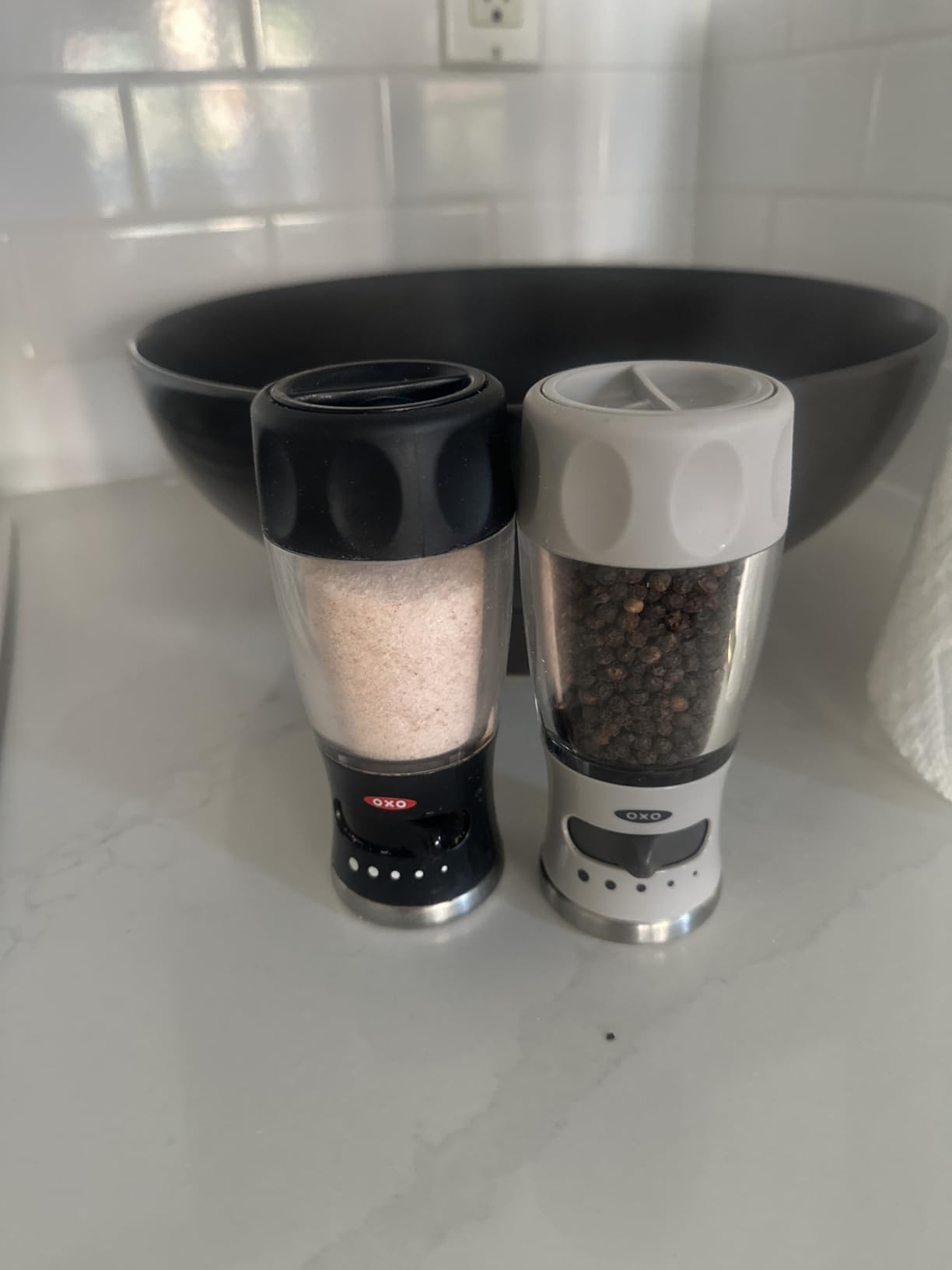OXO Good Grips Contoured Mess-Free Pepper Grinder, Adjustable Ceramic Grinder with Five Settings, Black Pepper Mill for Home and Kitchen, Spice Tool and Kitchen Gadget customer photo 2
