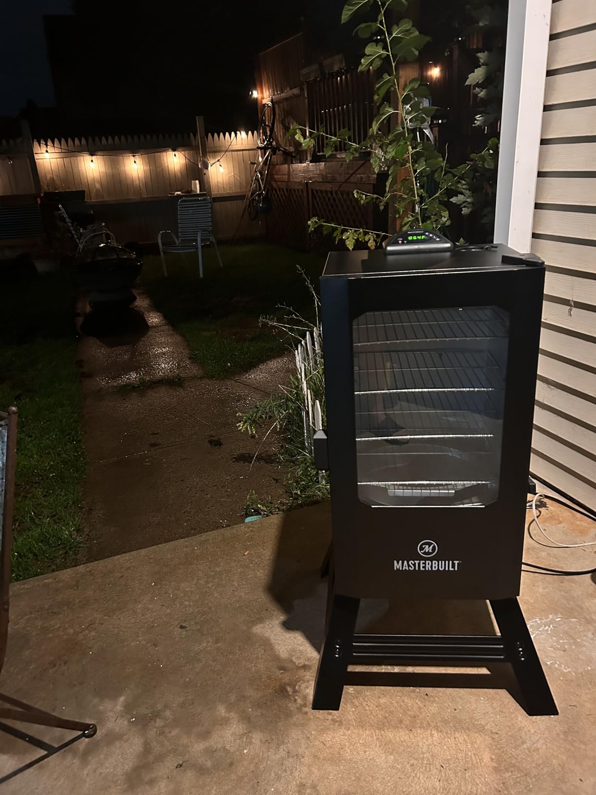 Masterbuilt 30-inch Digital Electric Vertical BBQ Smoker with Leg Kit, Side Wood Chip Loader and 710 Cooking Square Inches customer photo 2