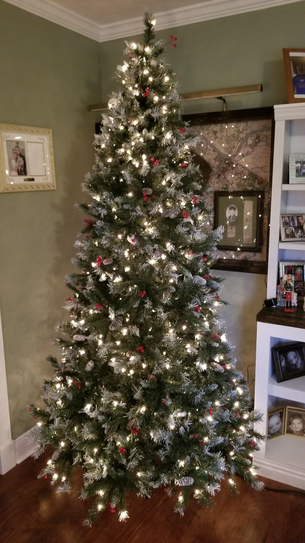 Best Choice Products Christmas Tree Pre-Lit, Pre-Decorated Artificial 6ft Frosted Pine Holiday Decoration w/Frosted Tips, Pine Cones, Berries customer photo 1