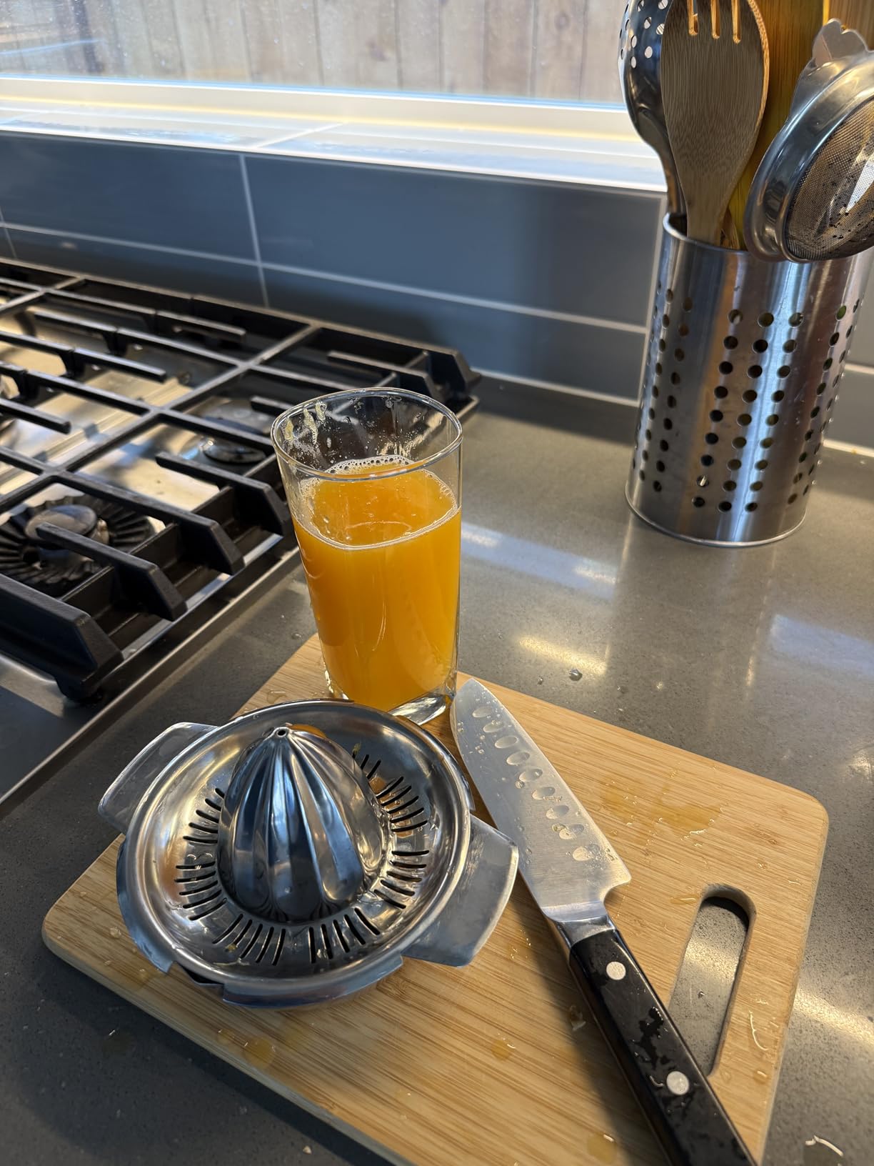 Citrus Lemon Orange Grapefruit Juicer Manual Squeezer 304 Stainless Steel Robust Hand Juicer Reamer Rotation Press with Strainer＆10oz Bowl, 2 Pour Spouts, Dishwasher Safe, Easy to Clean, Heavy Duty customer photo 1