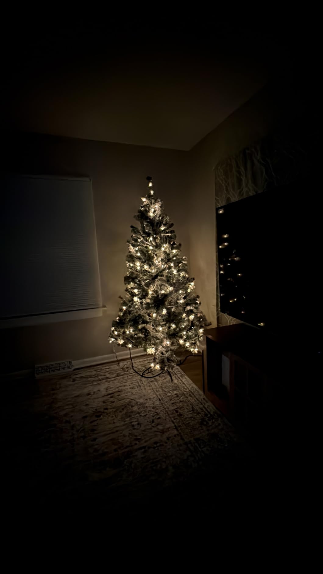 Yaheetech 6ft Snow Flocked Pre-lit Christmas Tree with 250 Warm White Lights, 820 Lush Branch Tips & Quick-Assembly Hinged Design, Full Artificial Xmas Tree for Winter Holiday Décor, Green & White customer photo 2
