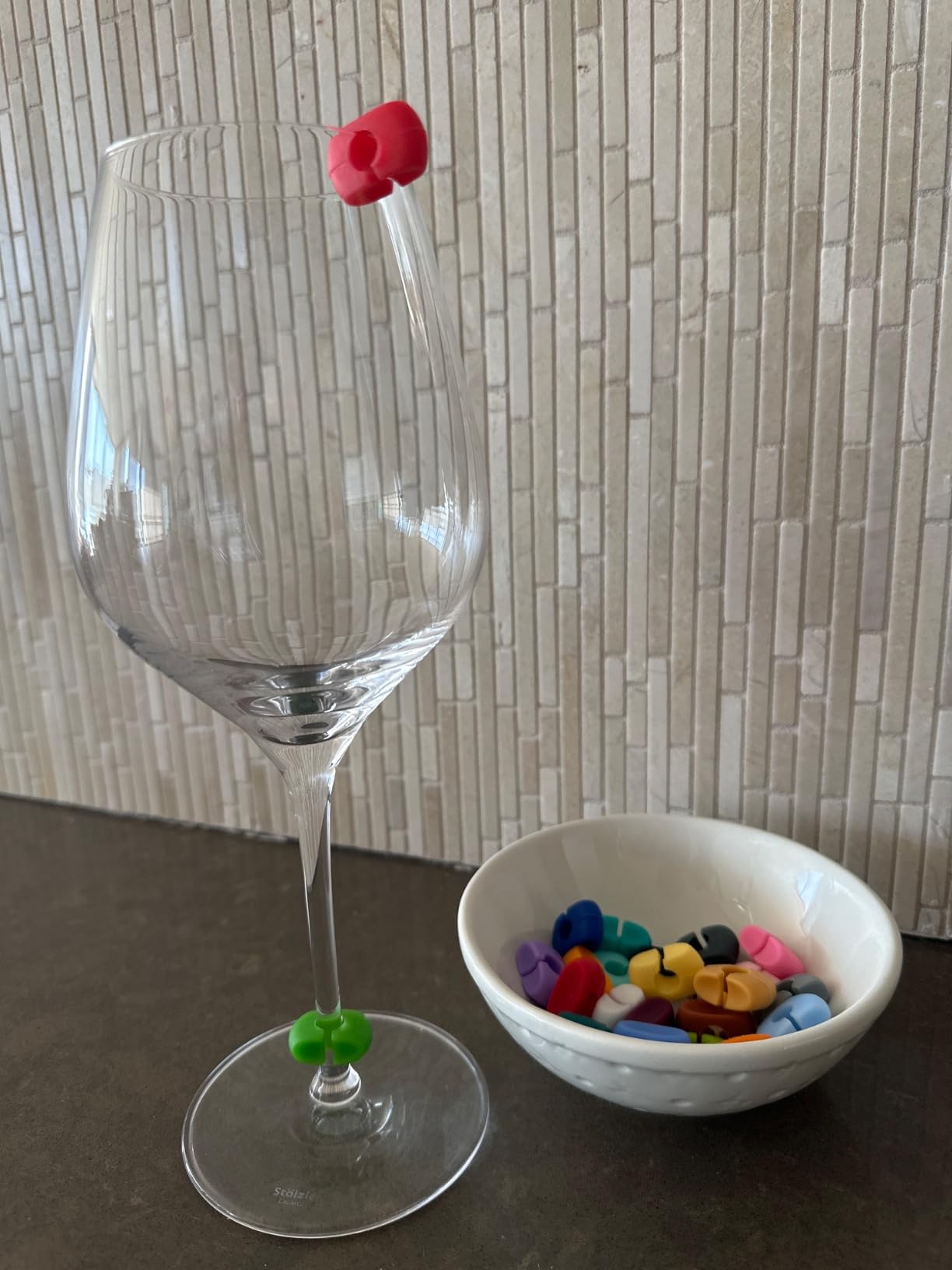 Lasiyanor 26Pcs Wine Glass Charms Tags with Bottle Stopper, Silicone Wine Glass Drink Markers for Bar Party Martinis Cocktail Champagne Stem Glasses customer photo 2