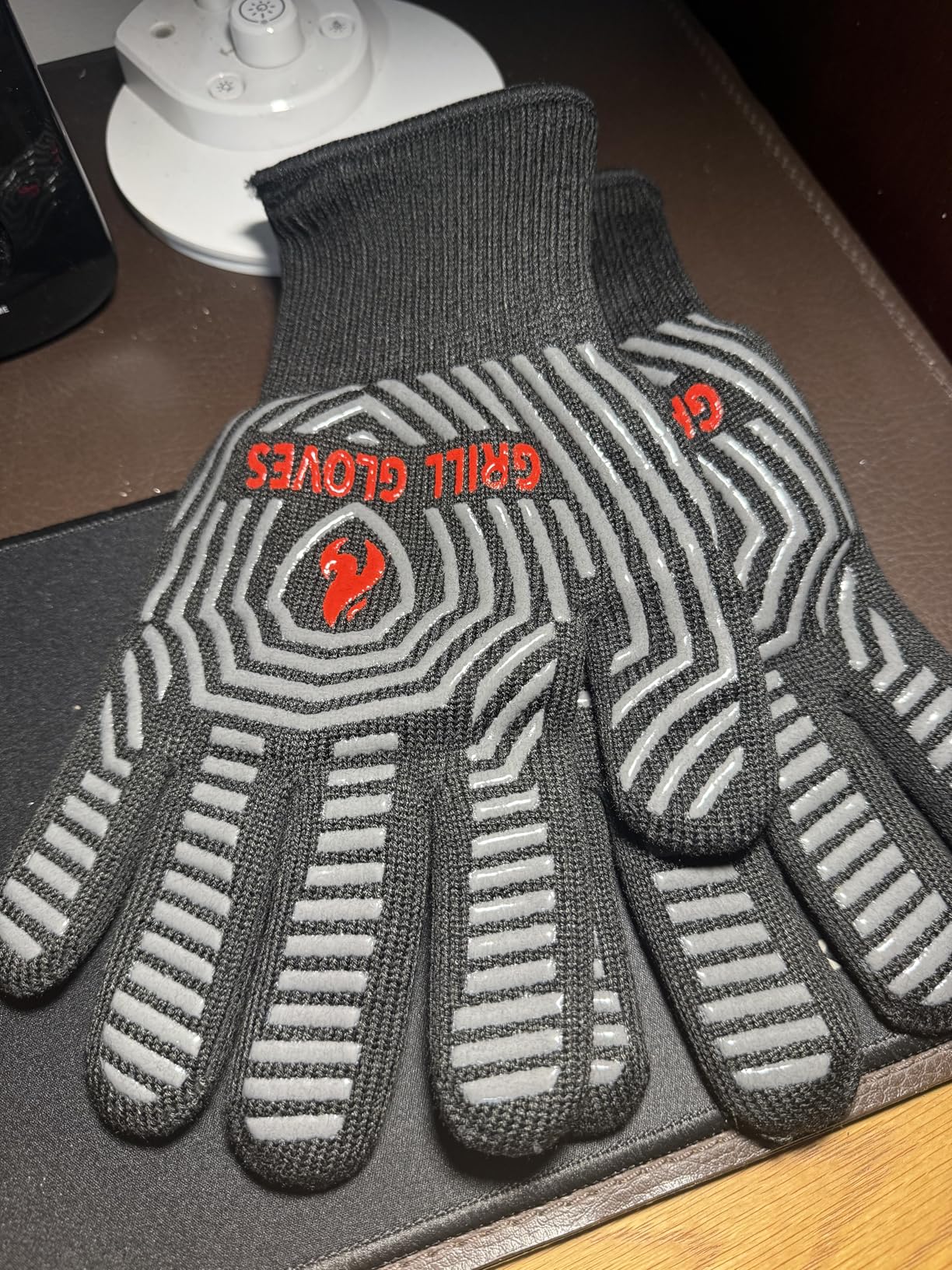 QUWIN BBQ Gloves, Oven Gloves, 1472℉ Extreme Heat Resistant,Grilling Gloves Silicone Non-Slip Oven Mitts, Kitchen Gloves for BBQ, Grilling, Cooking, Baking-1 Pair... (Black, One Size Fits Most) customer photo 1