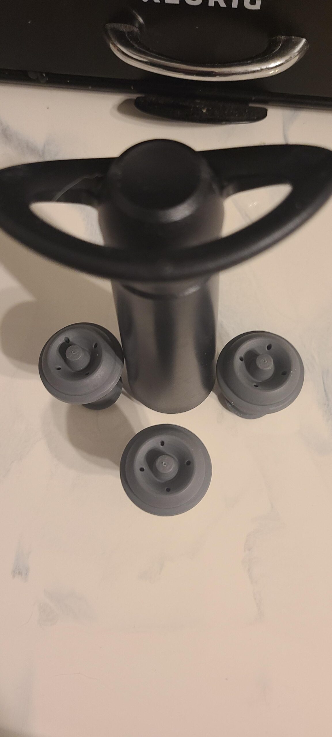 Vacu Vin Wine Saver Concerto - Black - 1 Pump 2 Stoppers - Wine Stoppers for Bottles with Vacuum Pump - Reusable - Made in the Netherlands customer photo 2