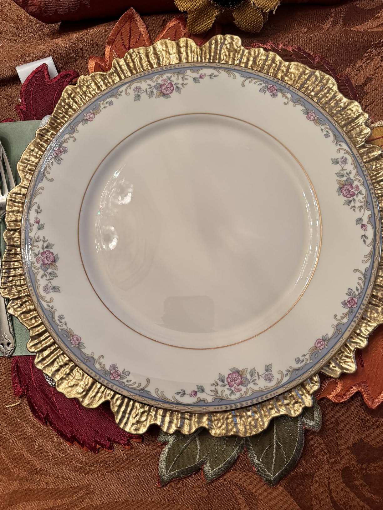 MAONAME Gold Charger Plates Set of 12, Reef Plate Chargers for Dinner Plate, Round Plastic Table Chargers for Thanksgiving, Christmas customer photo 2