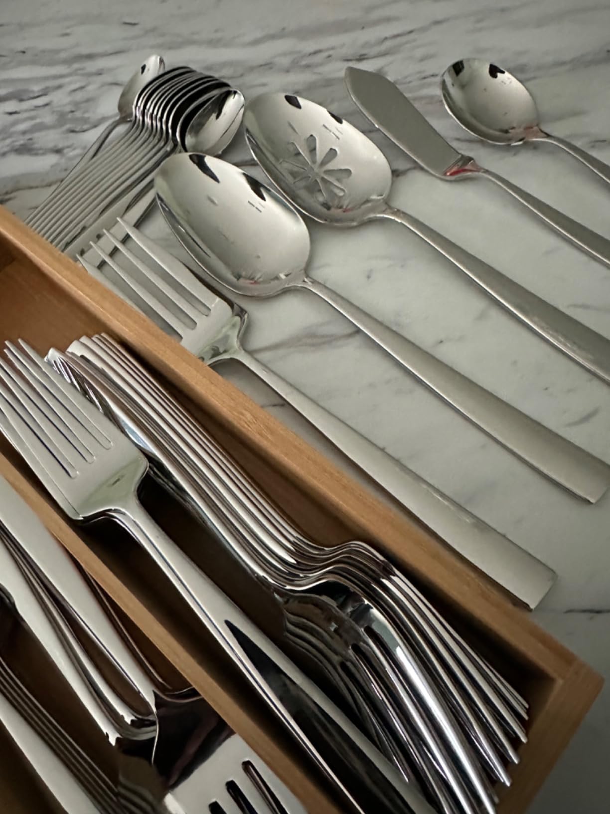 Mikasa Everett 101-Piece Flatware Set for 12, 18/10 Stainless Steel Cutlery with Complete Service and Serving Pieces, Sleek and Durable Design customer photo 2