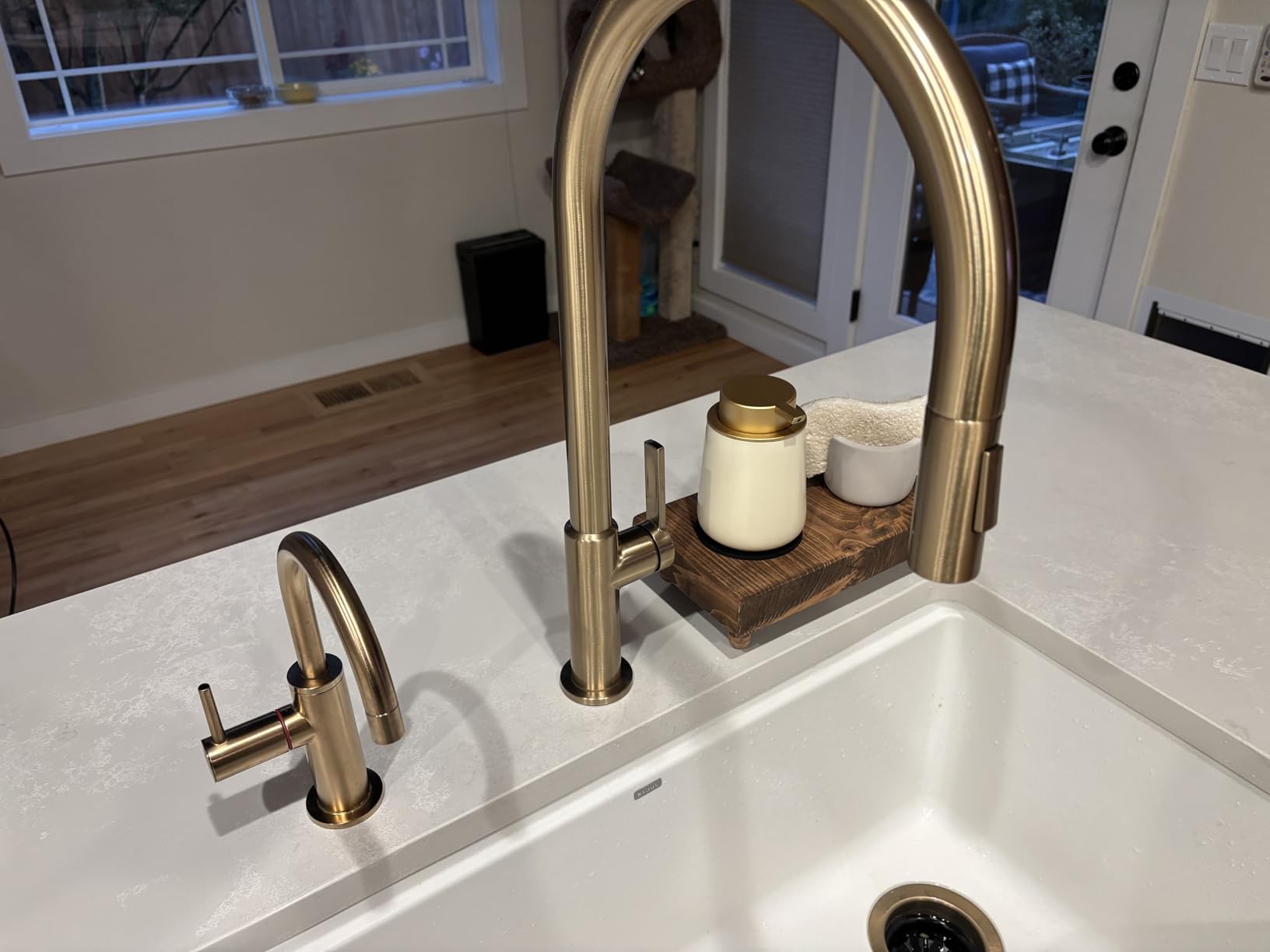 Delta Faucet Instant Hot Water Dispenser Faucet Gold, Instant Hot Water Tap, Hot Water Faucet, Champagne Bronze 1930LF-H-CZ (Tank and Filter Not Included) customer photo 2