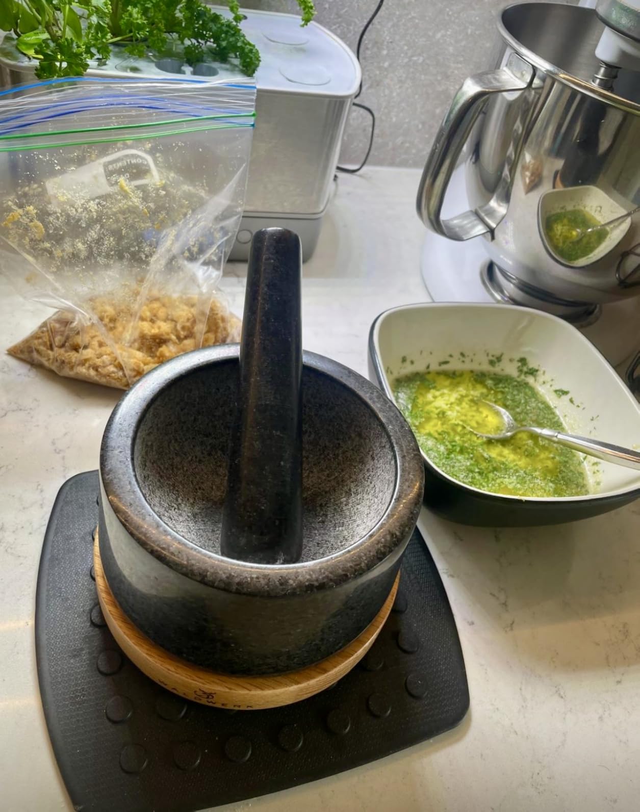 WALDWERK Mortar and Pestle - Mortar and Pestle Set with Anti-Scratch Oak Wood Base - Mortar with Extra Large Pestle Made of Natural Granite - Large Mortar and Pestle - Ideal for Guacamole customer photo 1