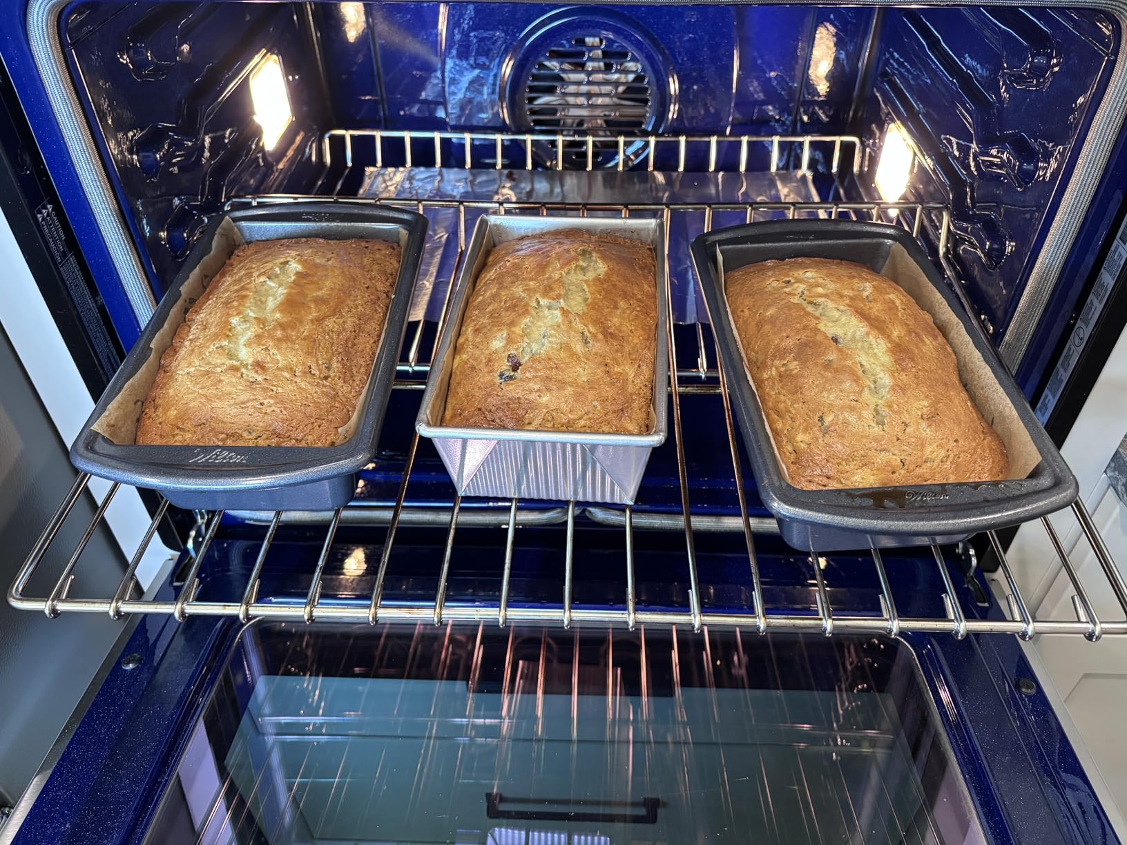 Wilton Platinum Non-Stick 9 x 5 in Loaf Pan, Stainless Steel Bakeware, Made without PFAS, Packaging May Vary customer photo 2