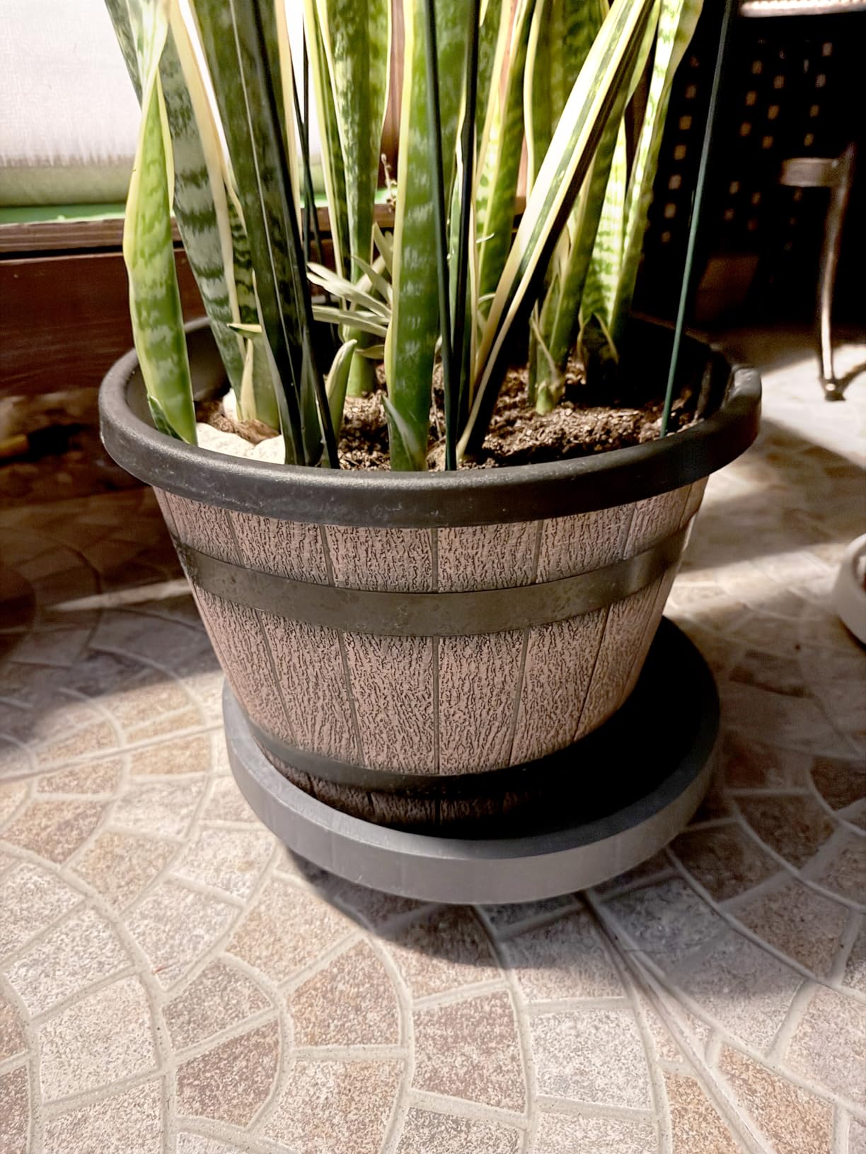 Quarut 3 Pack 10 inch Plant Pots, Whiskey Barrel Planters with Drainage Holes & Saucer, Plastic Decoration Flower Pots Imitation Wine Barrel Design, for Indoor & Outdoor Garden Home Plants (Brown) customer photo 2