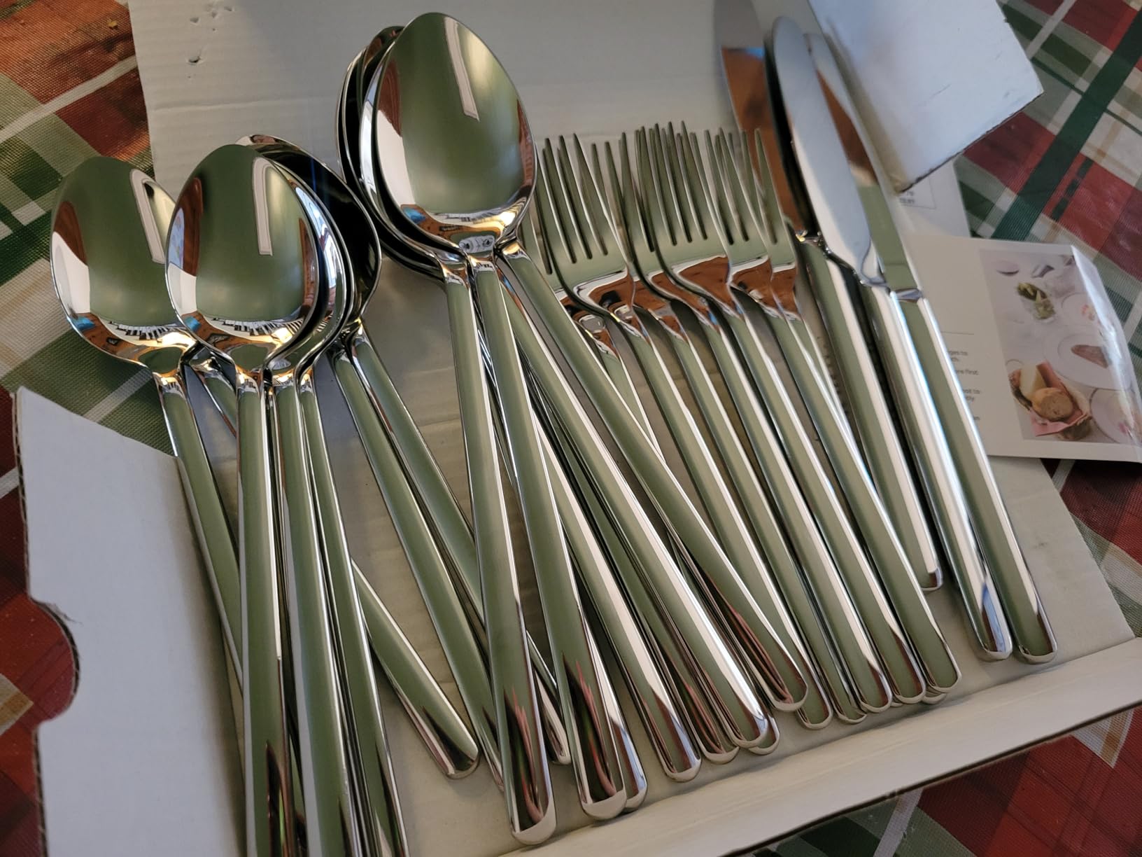 KINGSTONE 40 Piece Silverware Set, Flatware Set for 8, 18/10 Stainless Steel Cutlery Set Mirror Polished Modern Design Dishwasher Safe customer photo 1