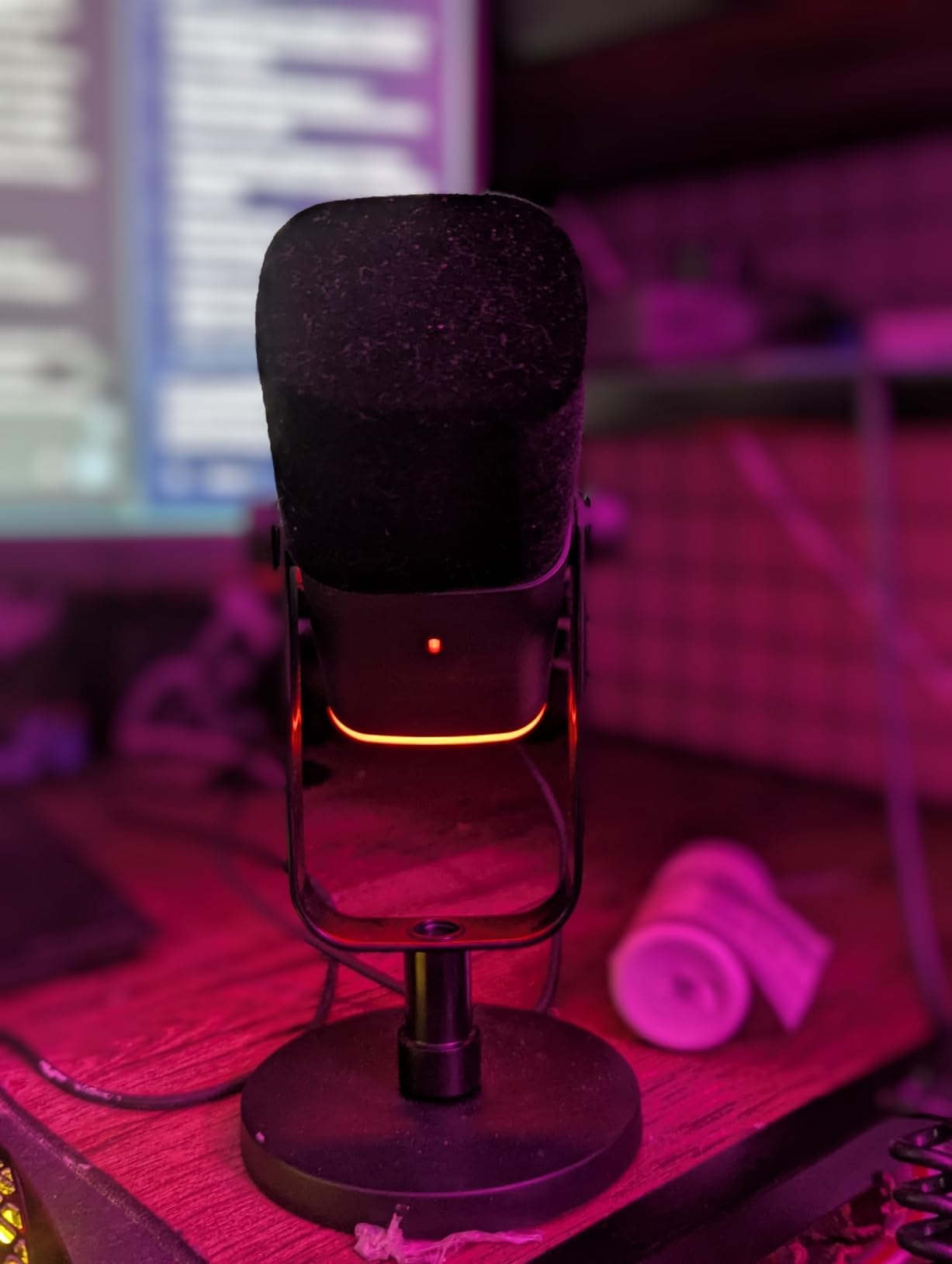 FIFINE USB/XLR Dynamic Microphone for Podcast Recording, PC Computer Gaming Streaming Mic with RGB Light, Mute Button, Headphones Jack customer photo 2
