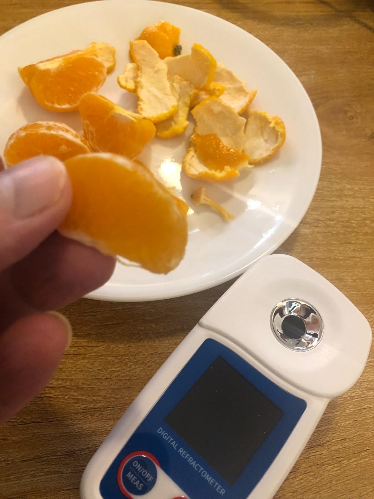 Digital Brix Refractometer Flagfront brix Meter Refractometer Automatic Temperature Compensation Brix Refractometer Range 0-55，±0.1% Precision for Fruit Juice Coffee customer photo 2