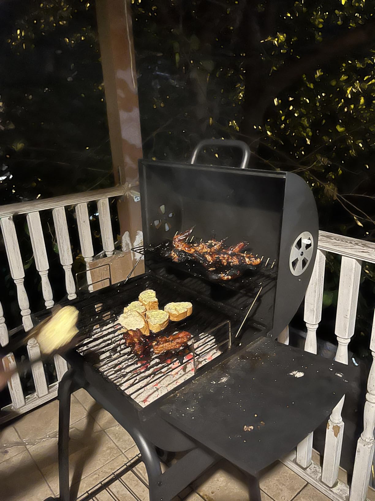 Charcoal Grill Outdoor BBQ Grill, Barrel Charcoal Grills with Side Table, with Nearly 500 Sq.In. Cooking Grid Area, Outdoor Backyard Camping Picnics, Patio and Parties, Black customer photo 2