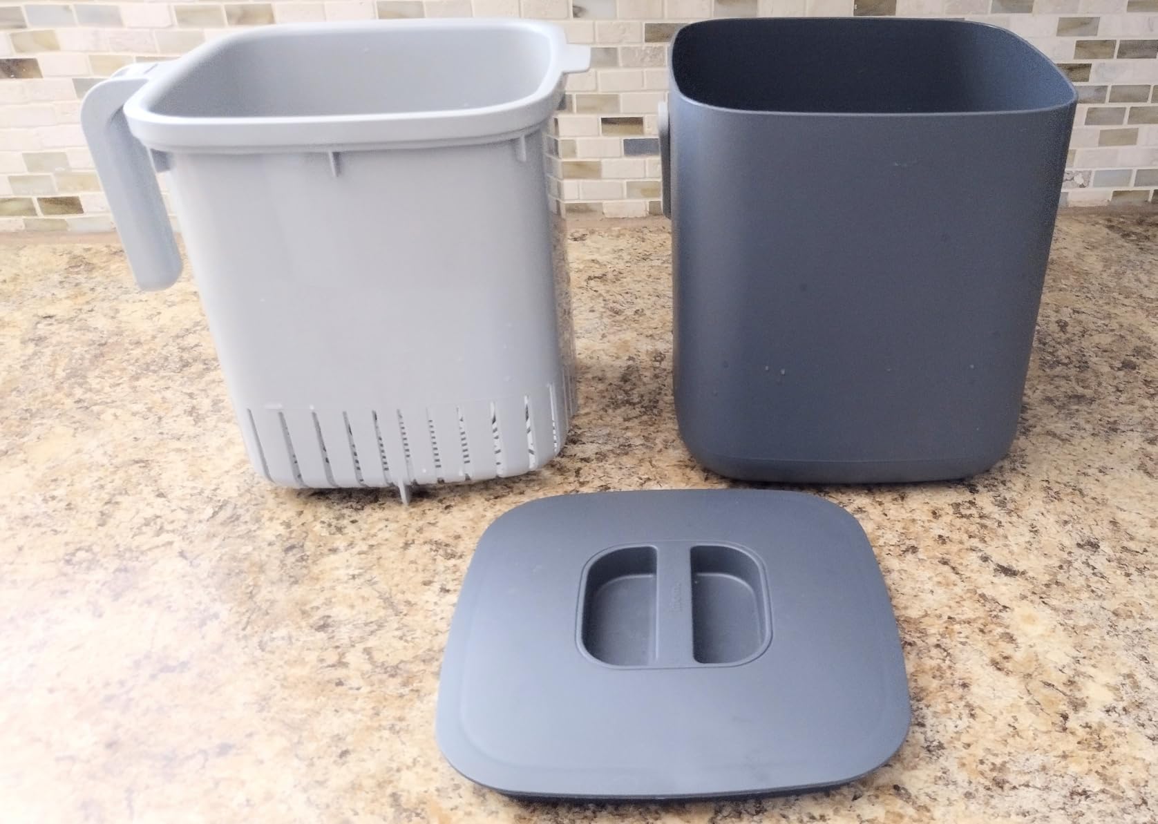 Blue Ginkgo Kitchen Compost Bin [2.6L / 0.69 GAL] - Filter-Free, Odor-Tight Countertop Food Waste Pail with Handle (Made in Korea, Green) customer photo 1